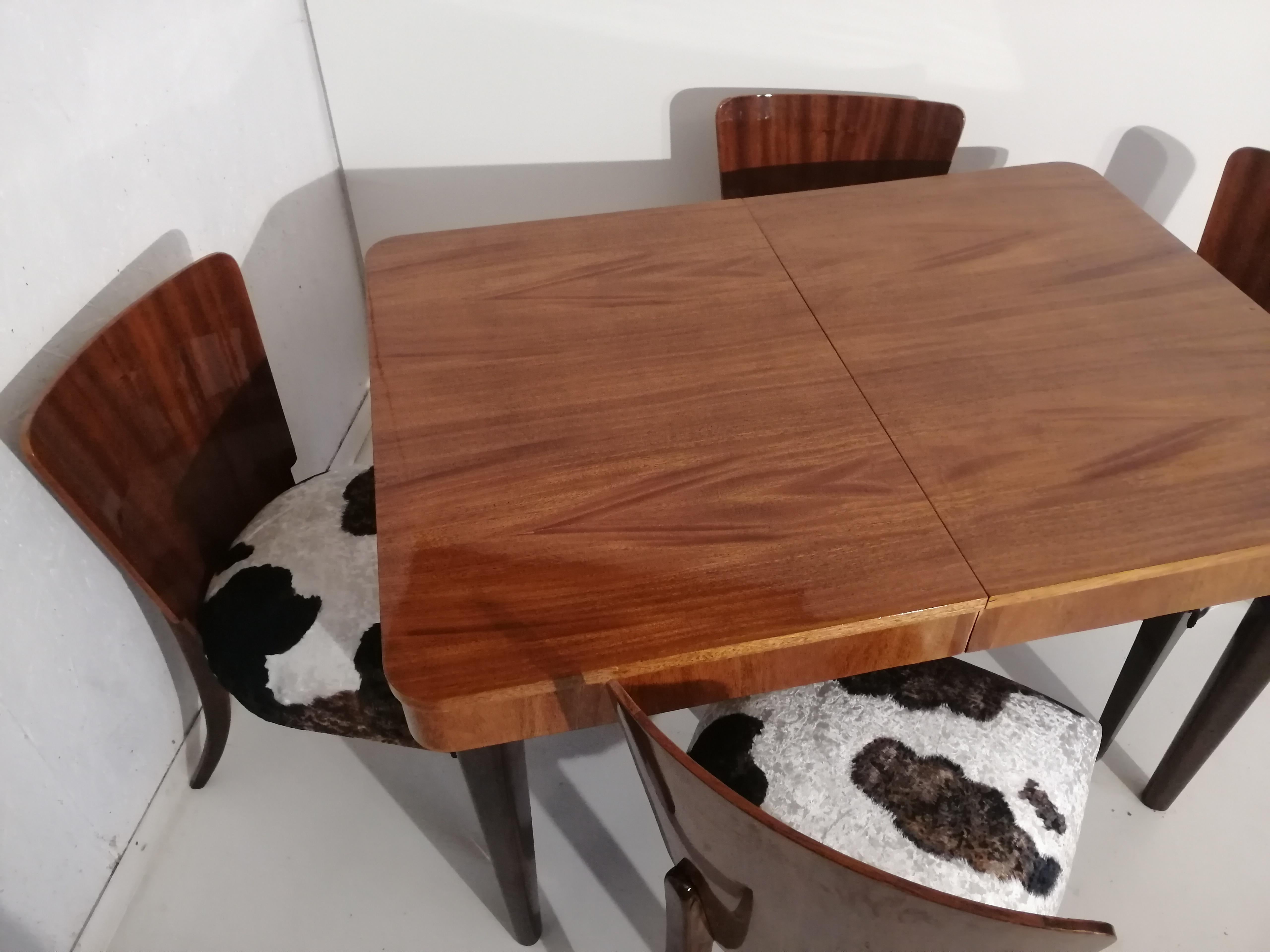 Tisch und vier Art-Déco-Stühle von J. Halabala im Angebot 1