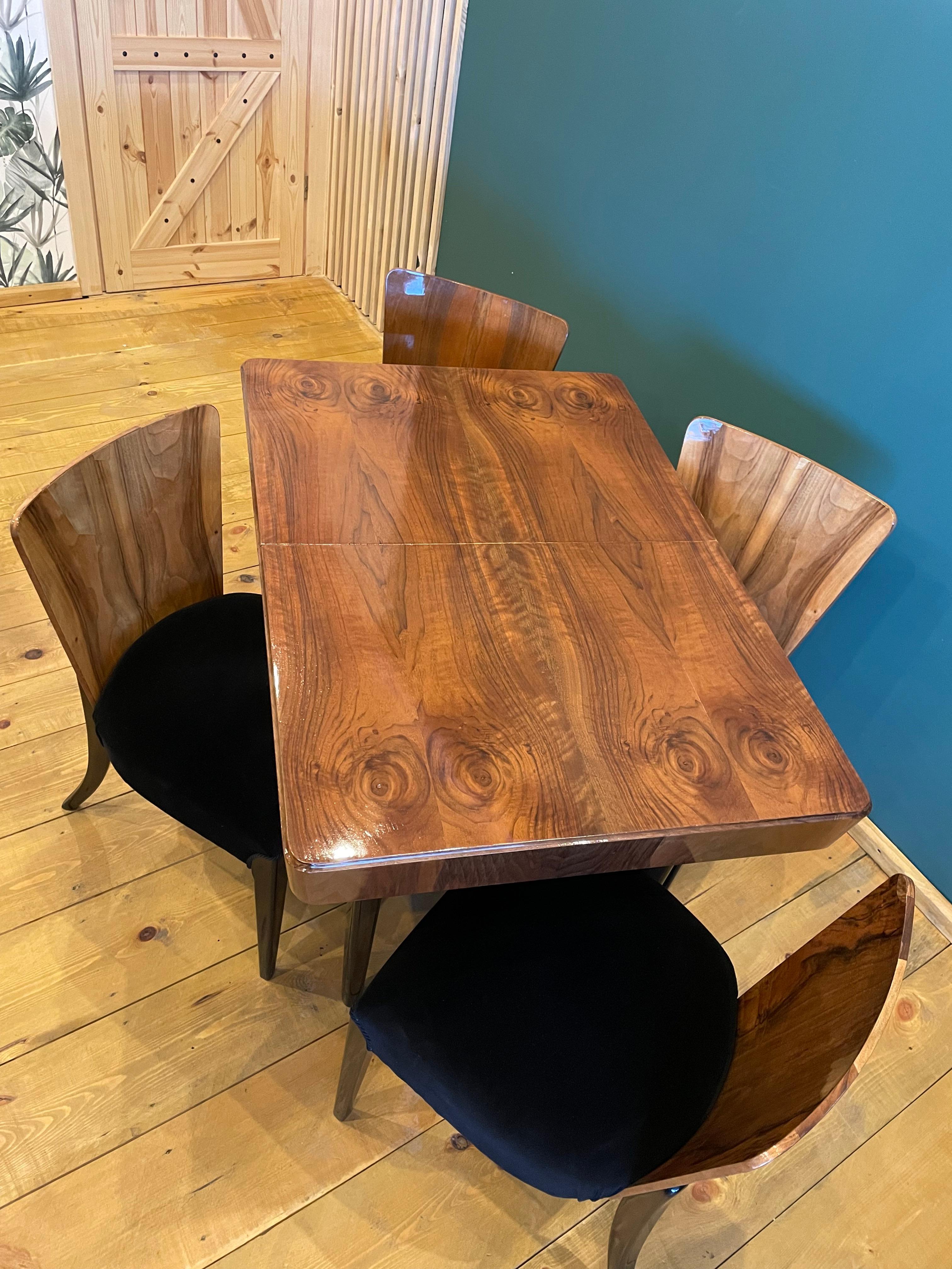 Tisch und vier Art-Déco-Stühle von J. Halabala im Angebot 1