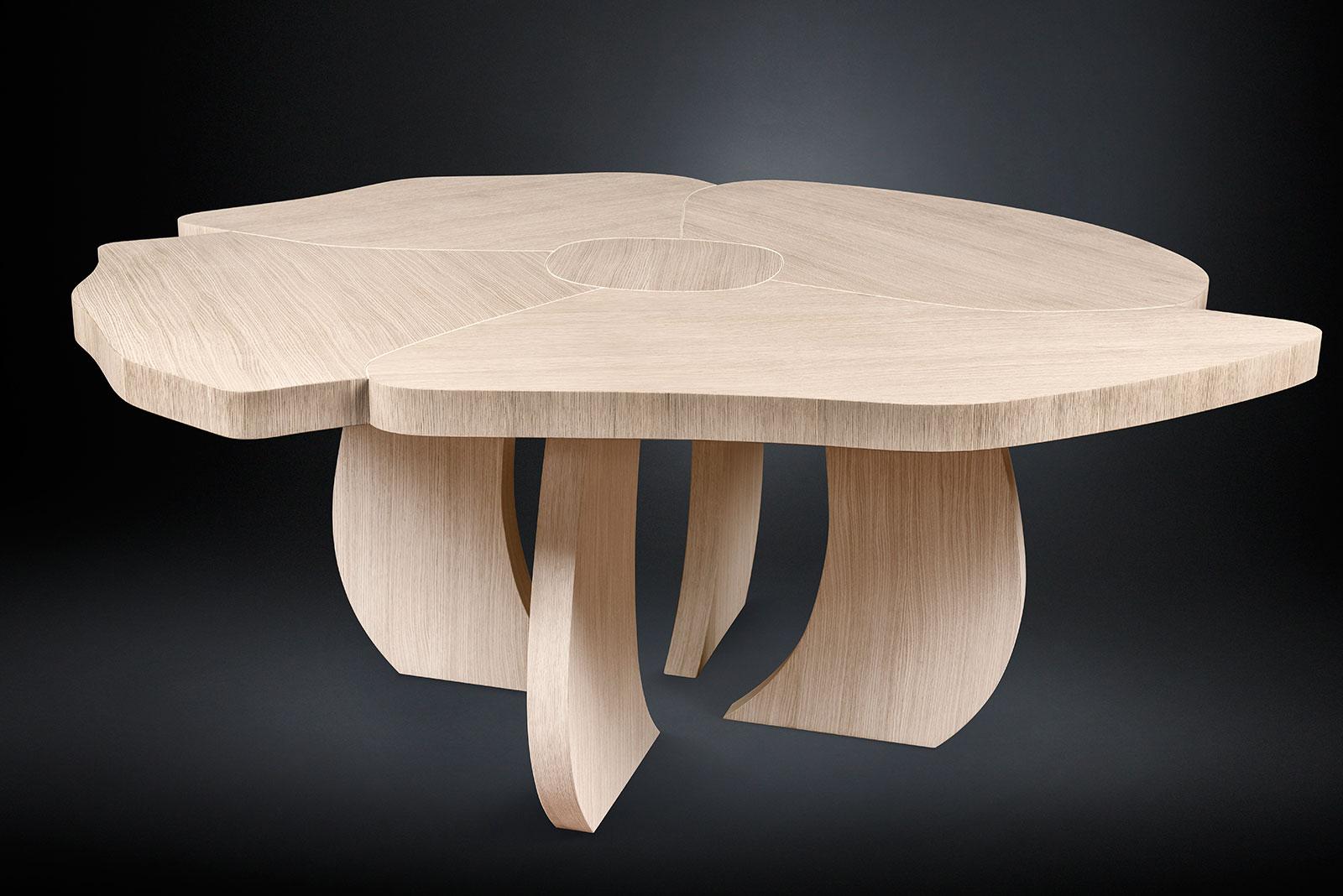 Brossé Table Andy en forme de fleur, bois de chêne brossé, Italie en vente