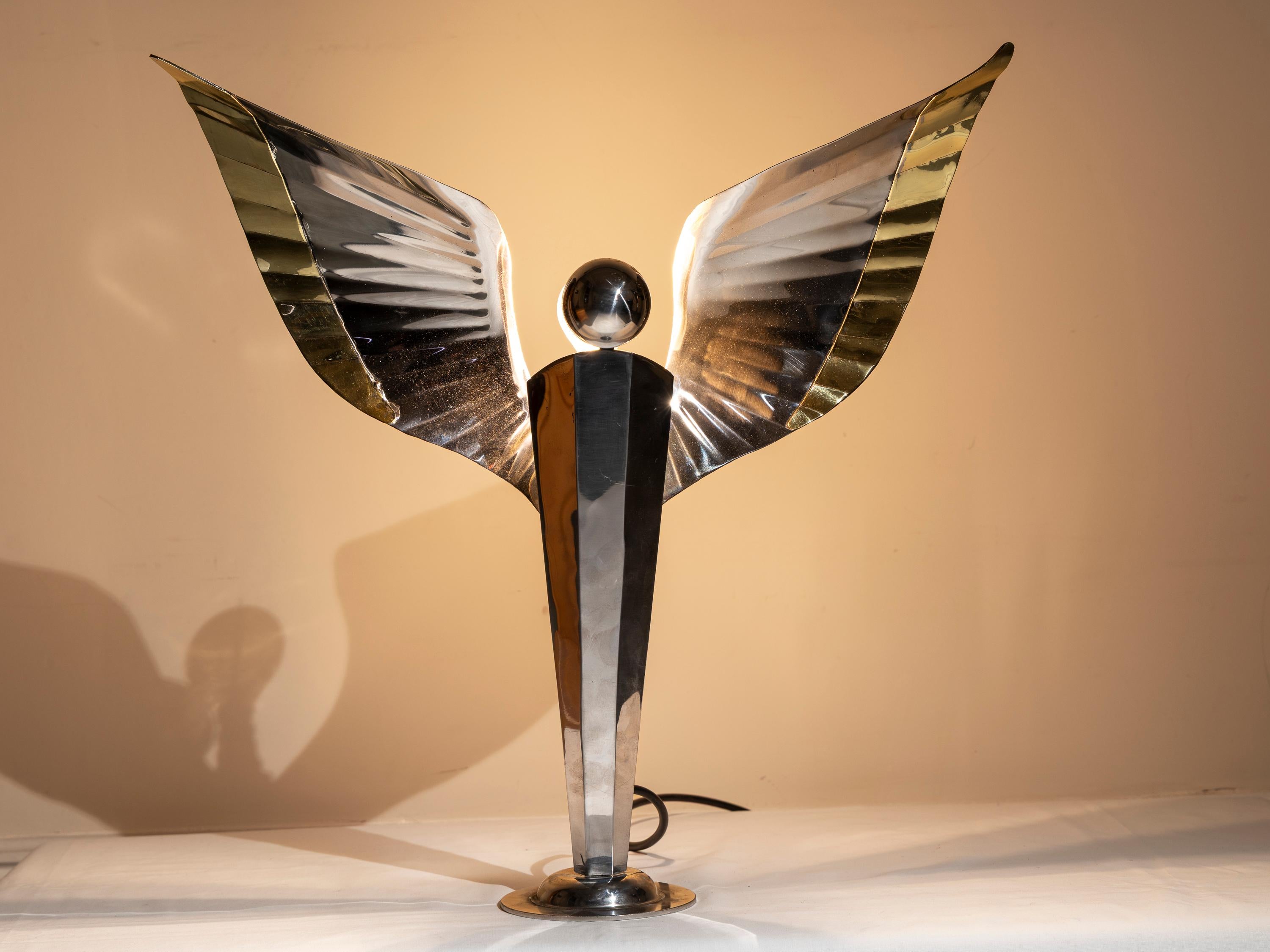 Table Angel By Sam Rush Lámpara de sobremesa de acero inoxidable y latón inspirada en los años 30 Europeo en venta
