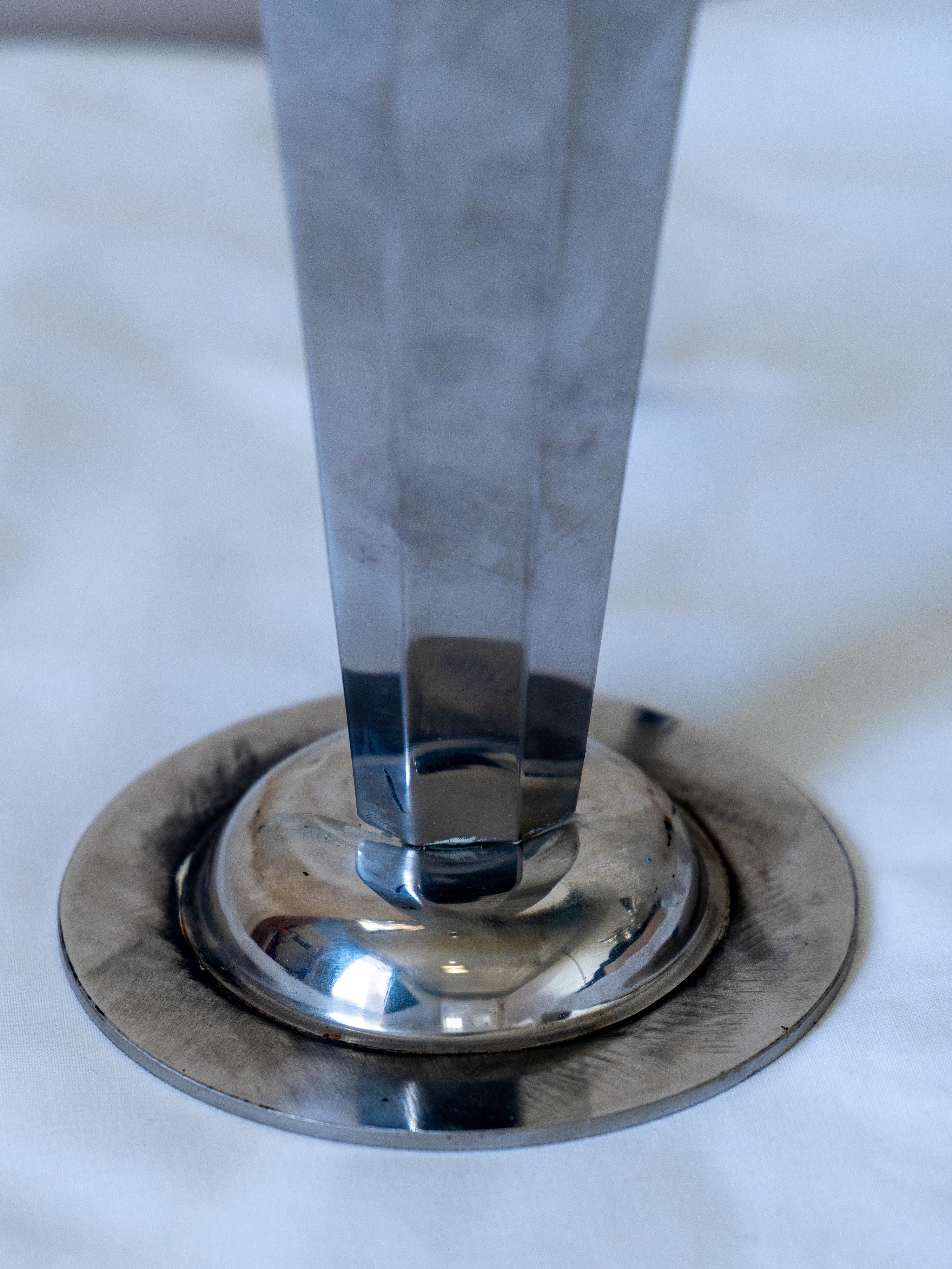 Table Angel By Sam Rush Lámpara de sobremesa de acero inoxidable y latón inspirada en los años 30 Soldado en venta