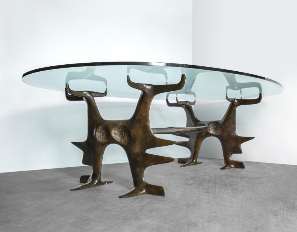 Cast bronze table with surrealist shapes.
Model signed and numbered.
Limited edition of 8 + 4 AP of a model created in the 1970's by the sculptor Victor Roman.

Victor Roman was born in 1937 in Martinis in Romania. In 1950, he leaves his village to