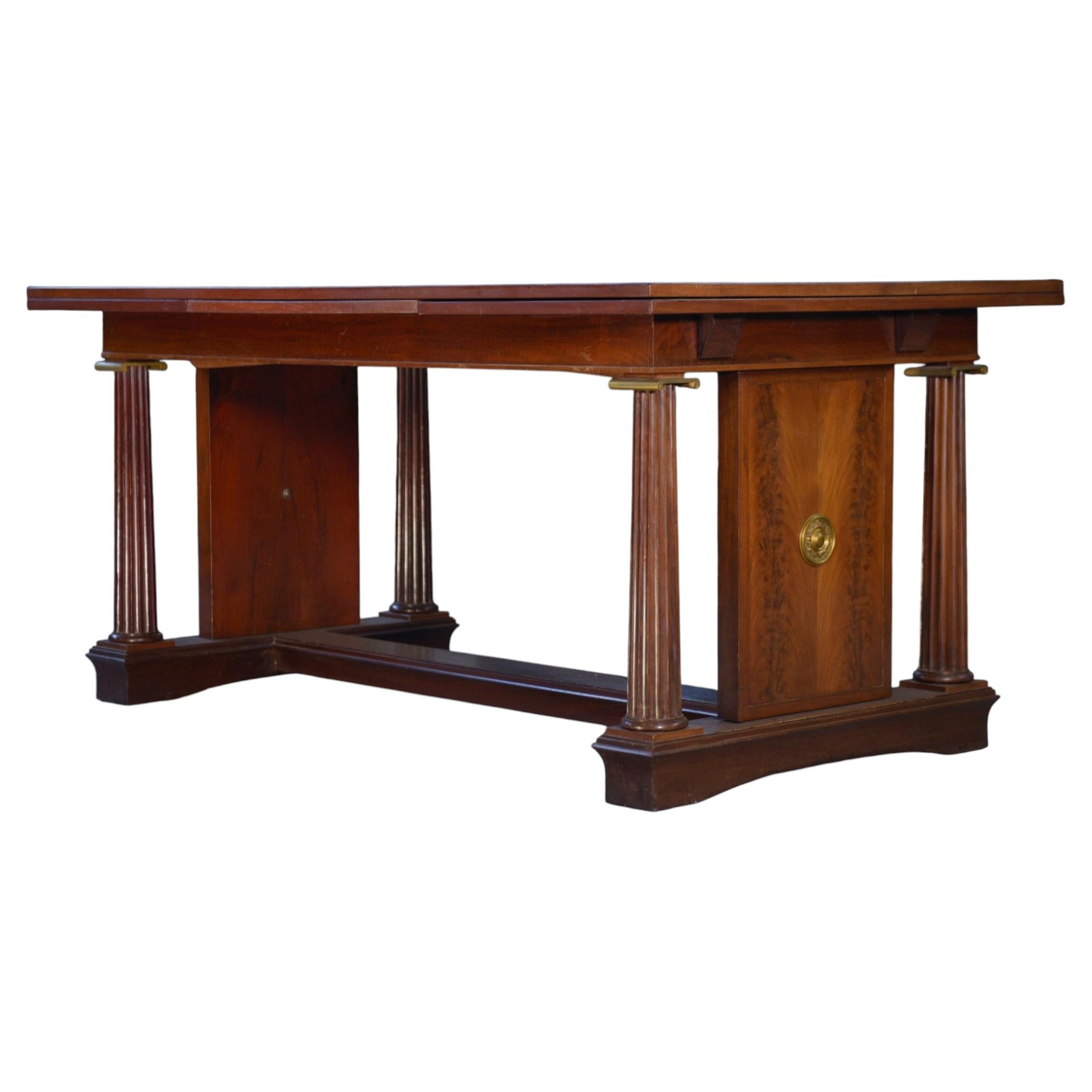 Table Art Déco avec colonne en acajou massif 1920's For Sale