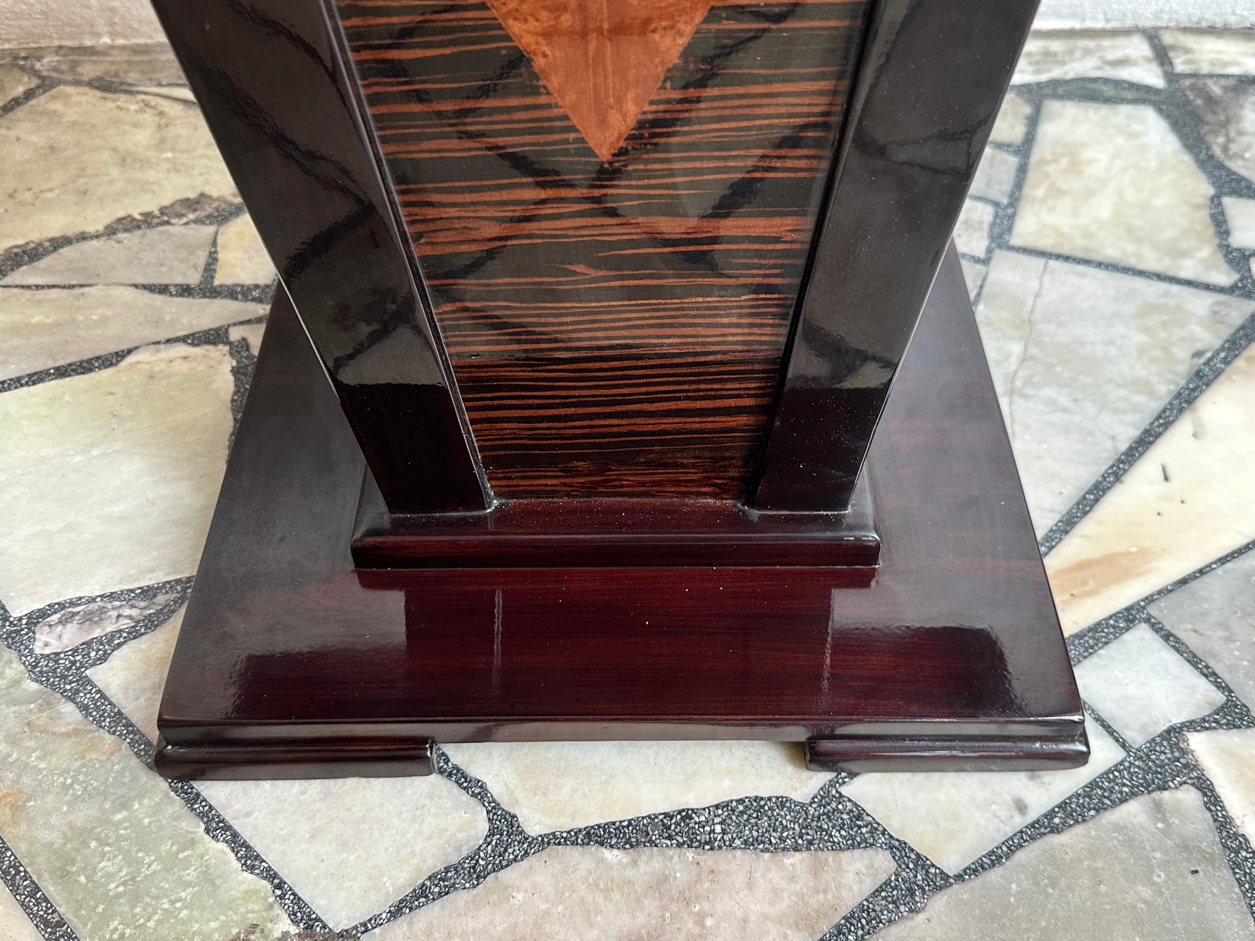 Materiale: Wood 
Stile: Art Deco
Paese: Francia
Se vuoi vivere gli anni d'oro, questo è il tavolo di cui ha bisogno il tuo progetto.
Dal 1982 siamo specializzati nella vendita di oggetti in stile Art Déco, Art Nouveau e Vintage. Per qualsiasi