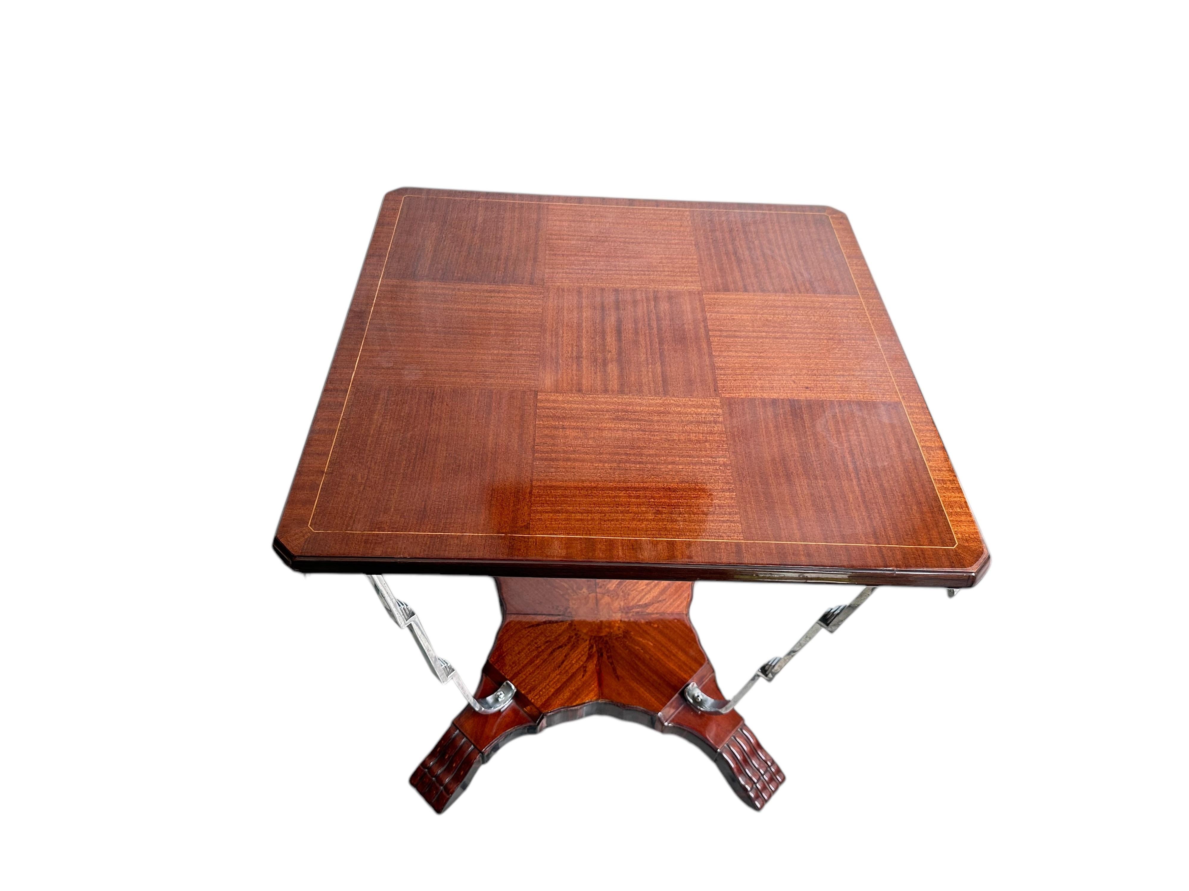 Matériau : bois et bronze chromé
Style : Art Déco
Pays : France
Si vous voulez vivre des années dorées, ce sont les tables dont votre projet a besoin.
Nous sommes spécialisés dans la vente de produits Art Déco et Art Nouveau et Vintage depuis 1982.