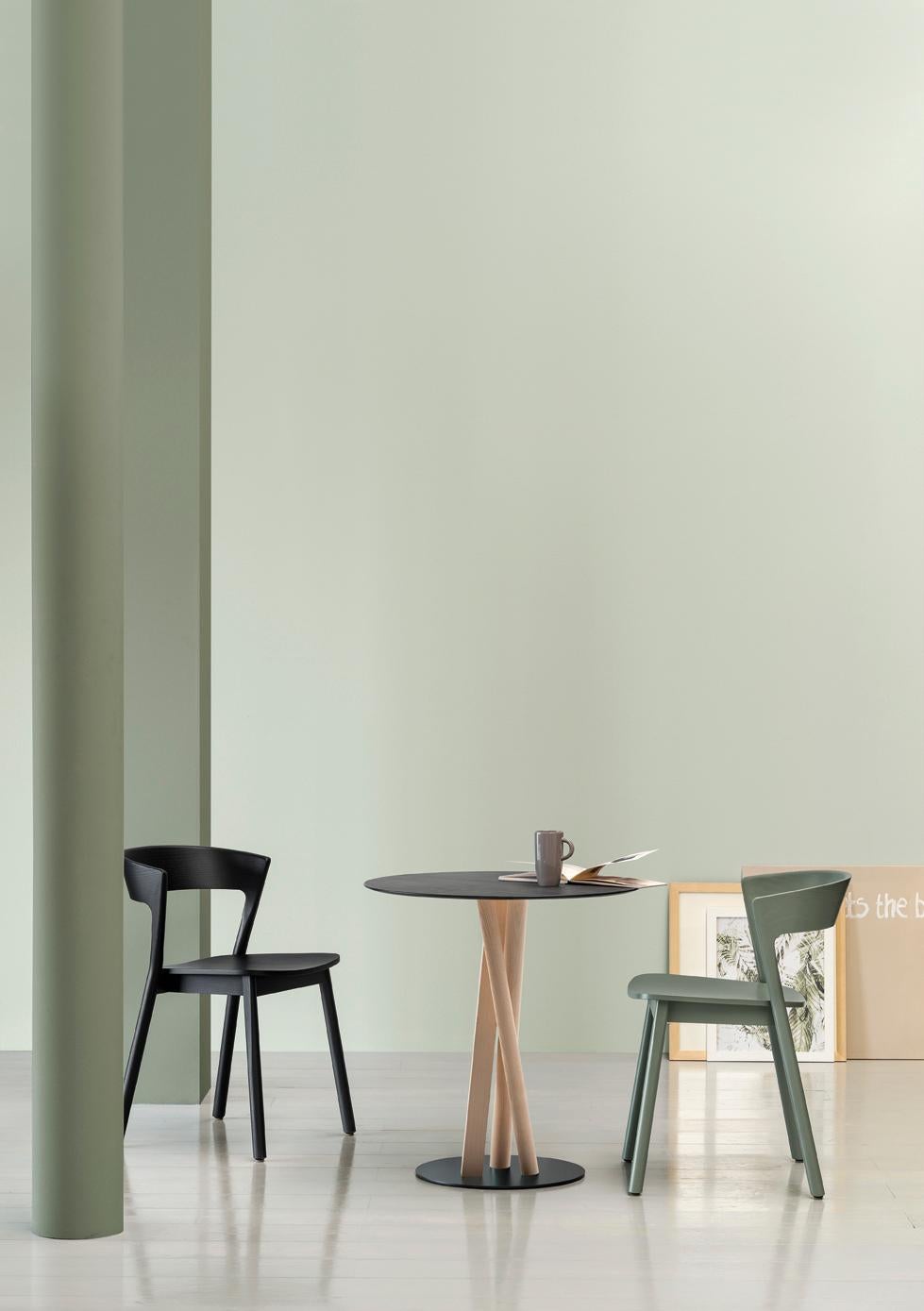 The multifaceted architect and designer, Massimo Broglio, with his cross-cutting style, innovation and pragmatism, has designed the Edith project, which has evolved from a simple chair to an entire collection, encompassing a small table, a coat rack