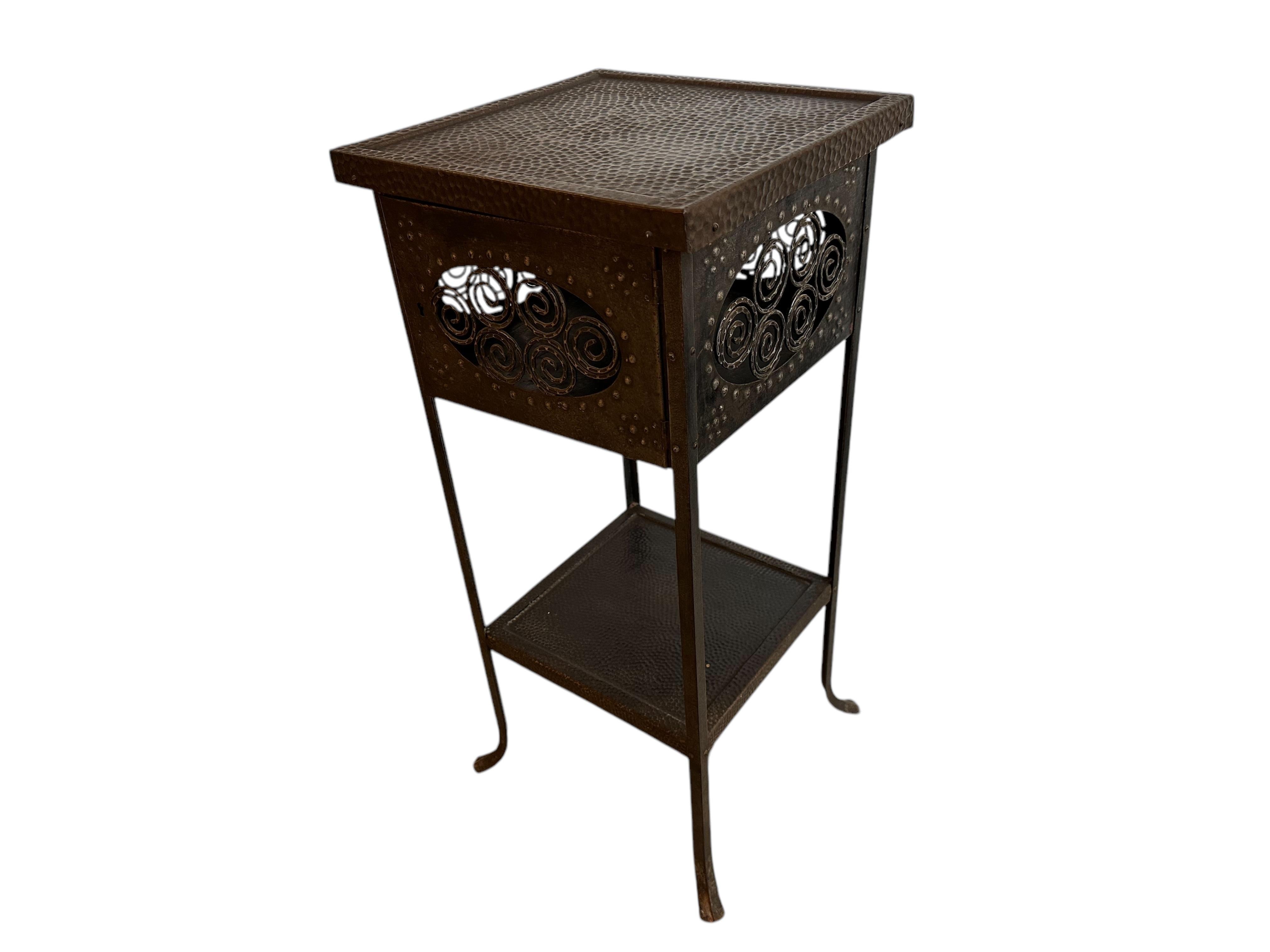 Fin du XIXe siècle Table Arts and Crafts, 1870, Matériau : fer, anglais en vente