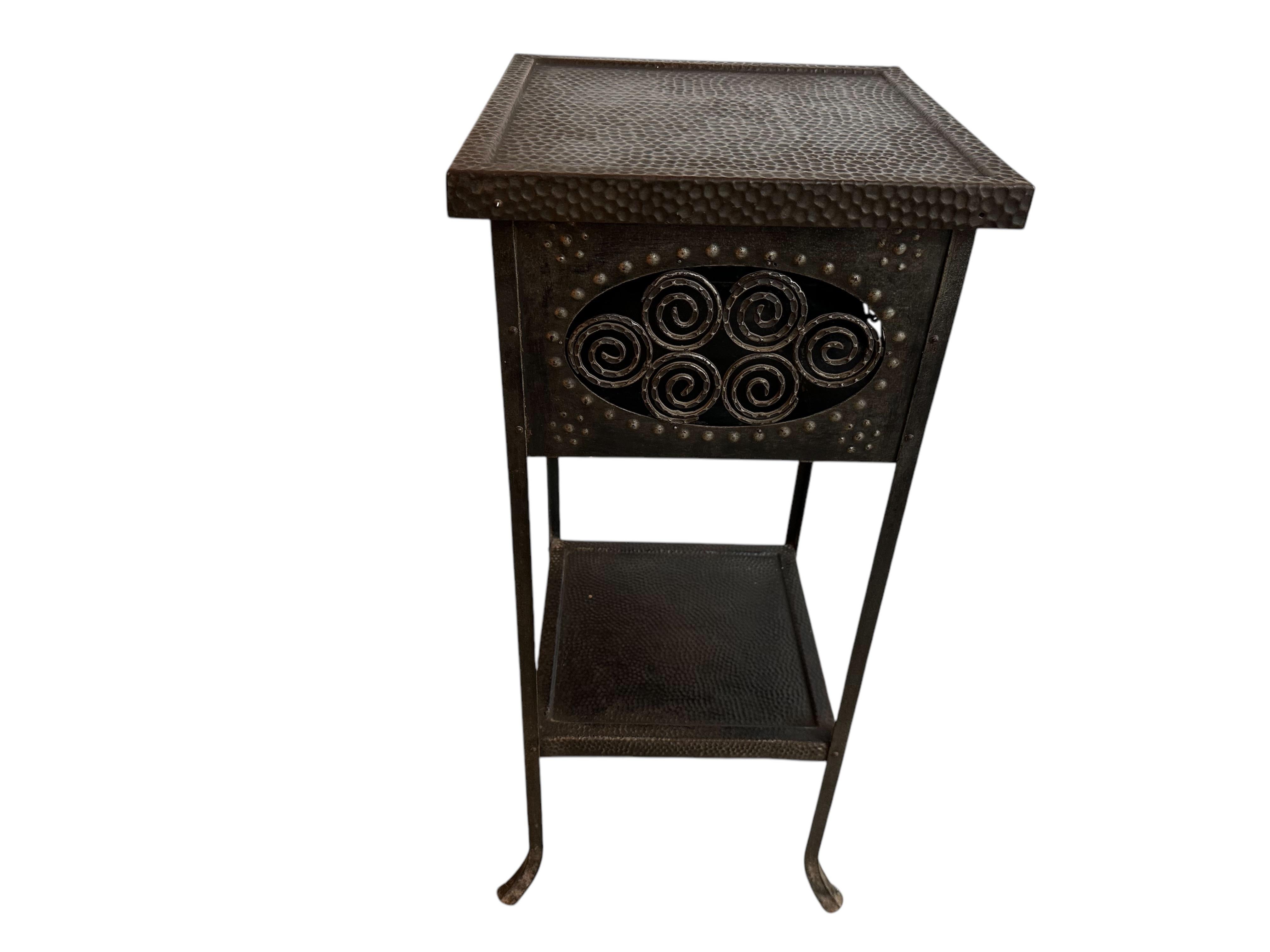 Fer Table Arts and Crafts, 1870, Matériau : fer, anglais en vente