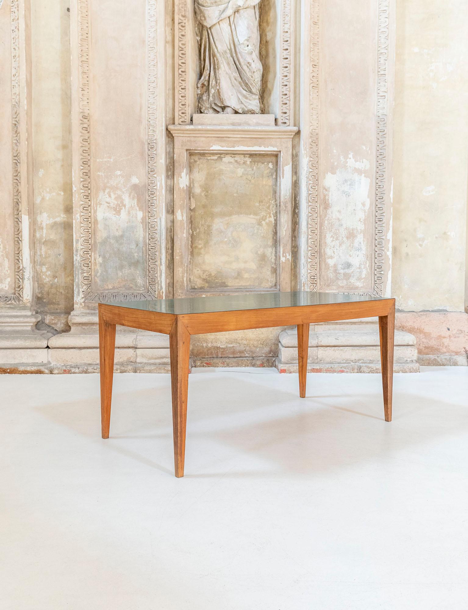 Table attributed to Carlo Scarpa for University Ca' Foscari in Venice.
Original green laminated top and elegant shaped legs.