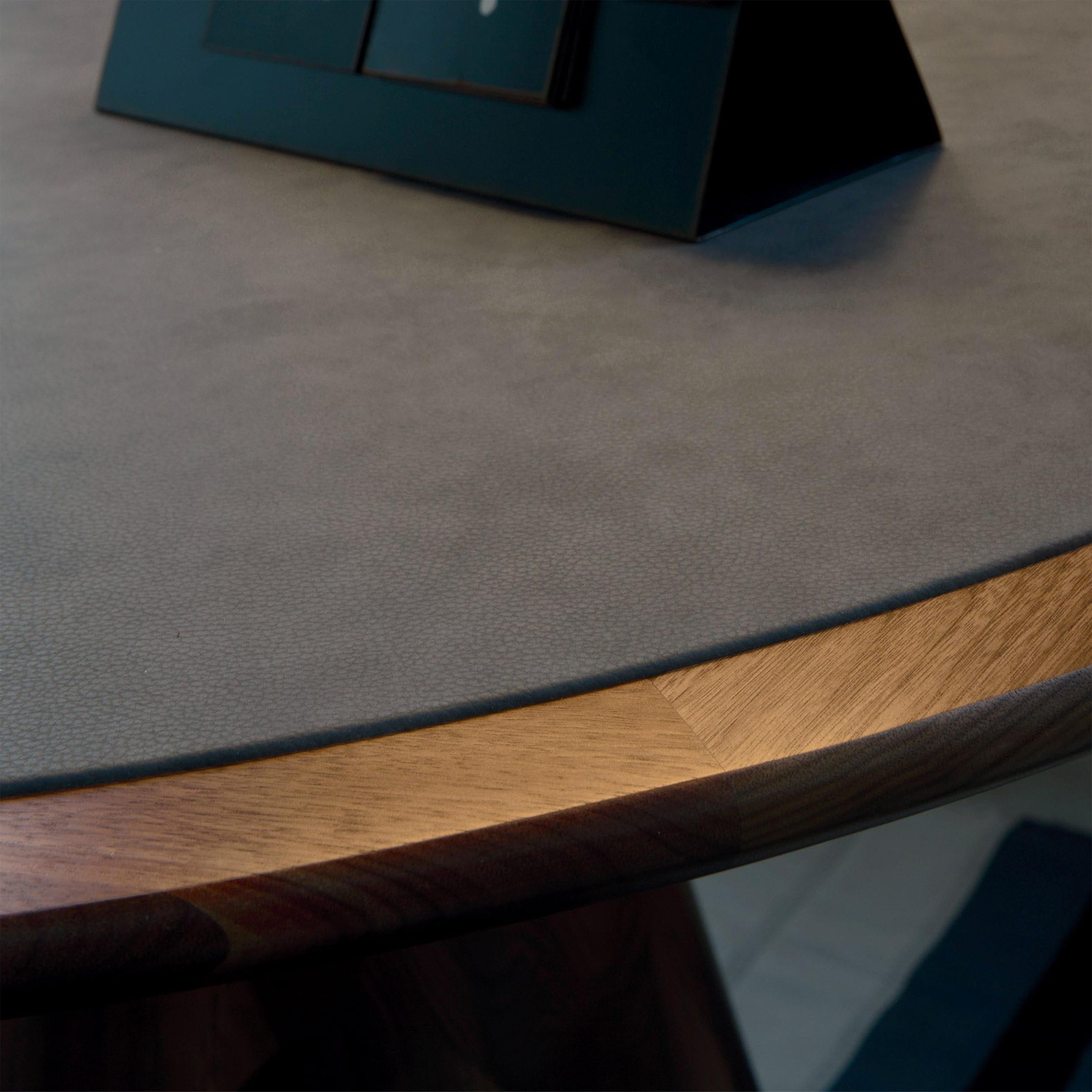 Moderne Table Convivio en bois massif, noyer en finition naturelle, plateau en cuir, contemporaine en vente