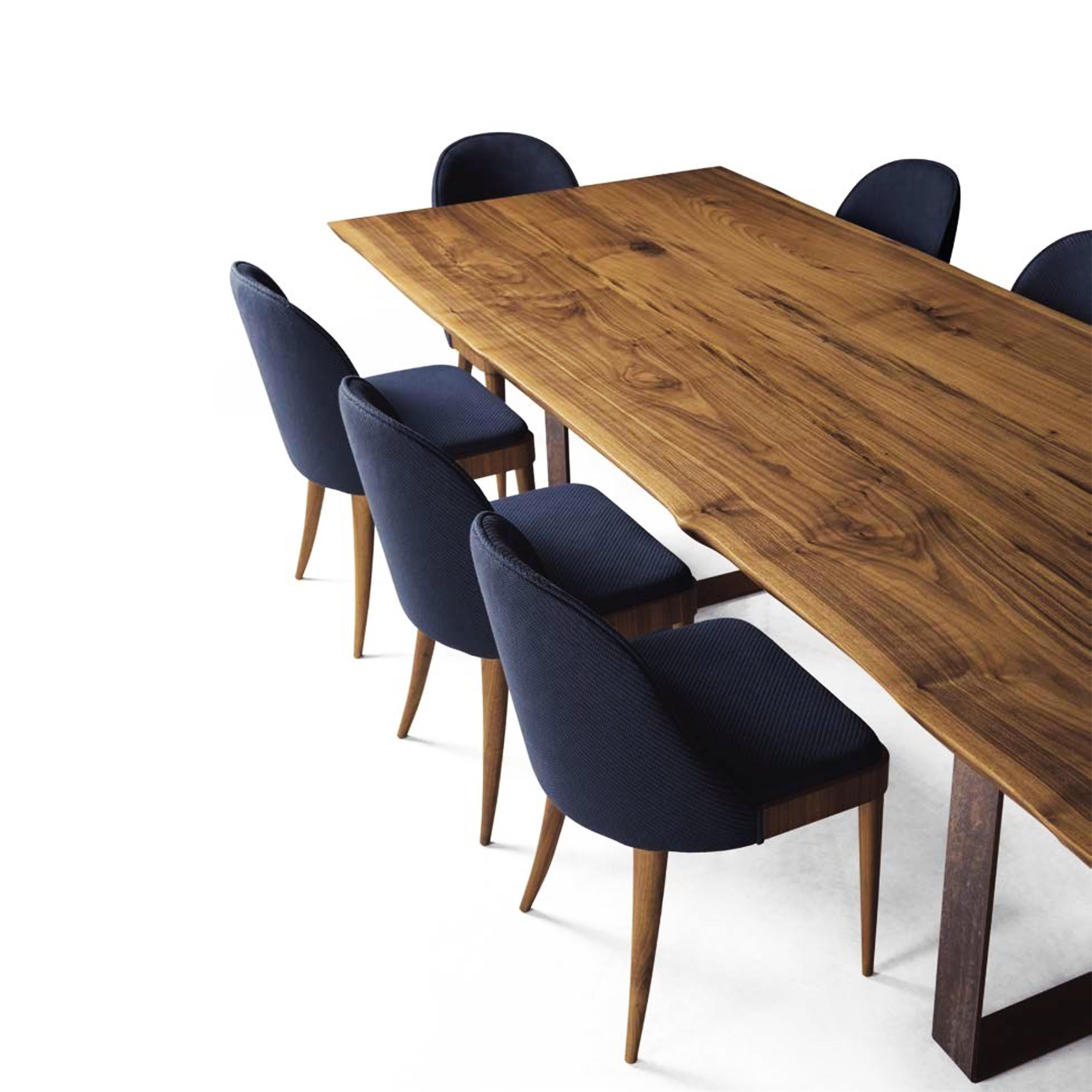 Un design raffiné et simple, où le plateau en noyer massif de première qualité, finition huile naturelle, est le protagoniste. Fabriqué à la main en Italie, c'est le résultat d'un artisanat de qualité et d'une passion pour les détails. Cette table a