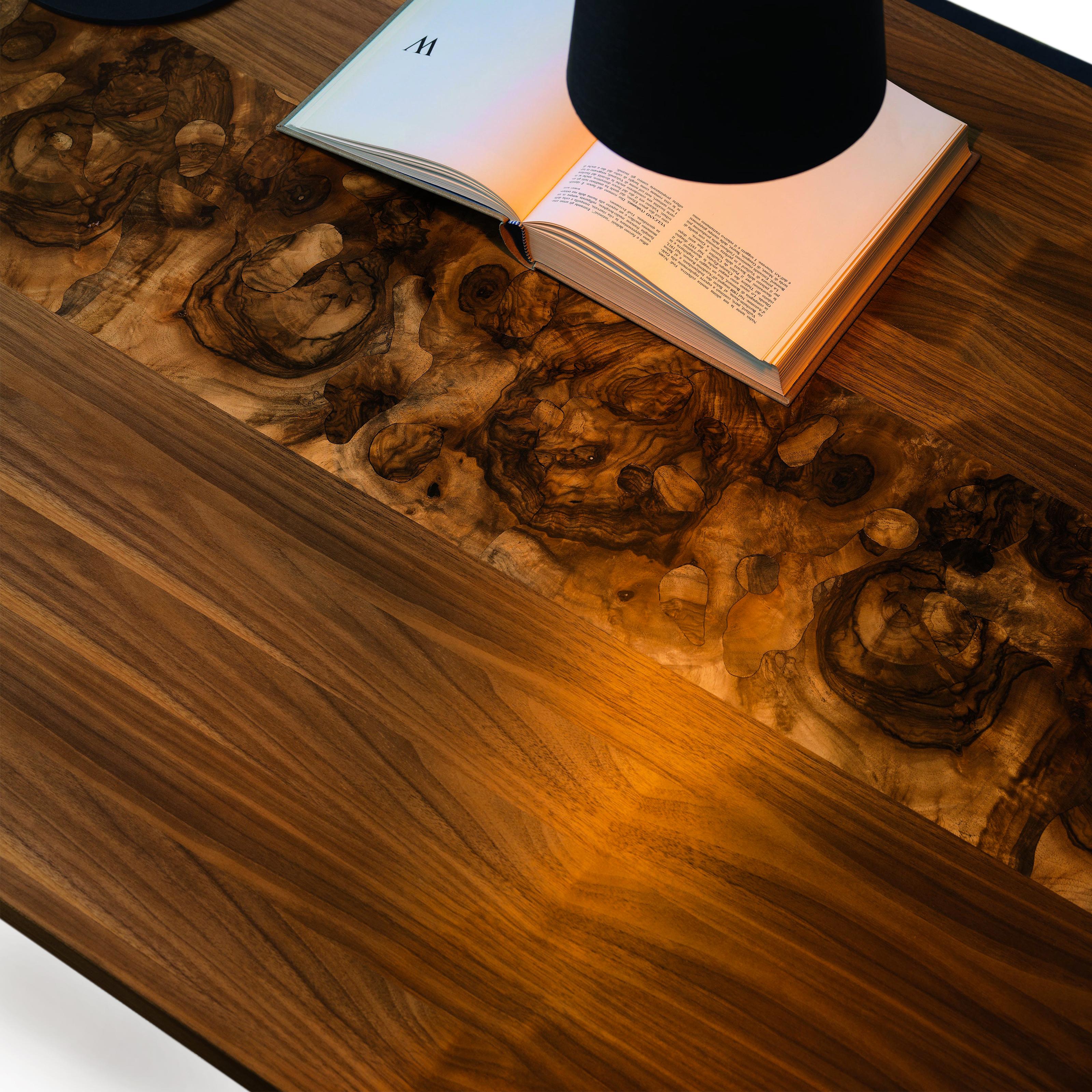 Moderne Table Misura en bois massif, noyer et brique, finition naturelle faite à la main, contemporaine en vente