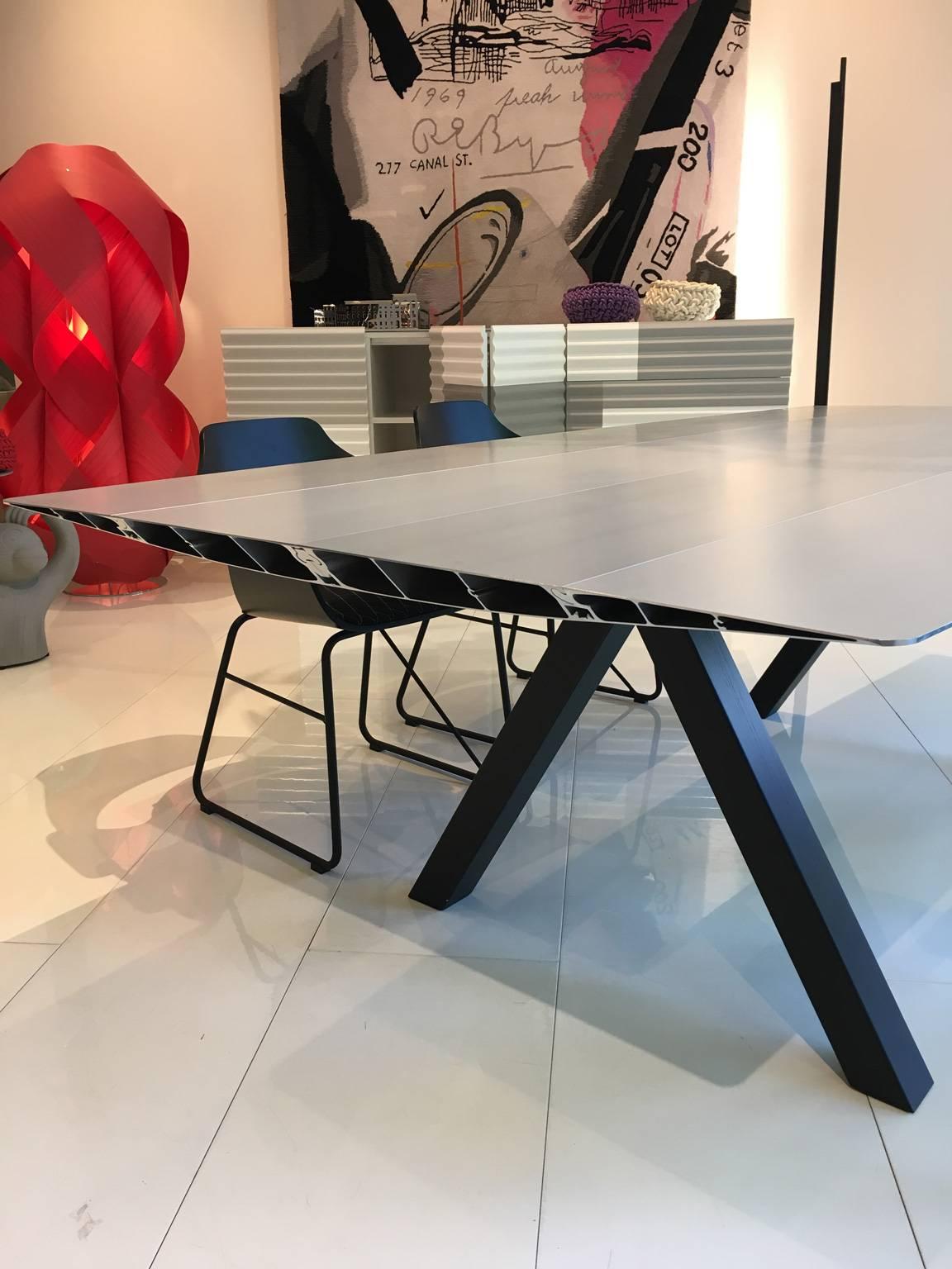 Konstantin Grcic opens the Extrusions collection which he has designed for BD Barcelona design with this table, baptised as Table B. Its name is as simple and technical as the design itself. Grcic has been inspired by classic BD pieces, such as the