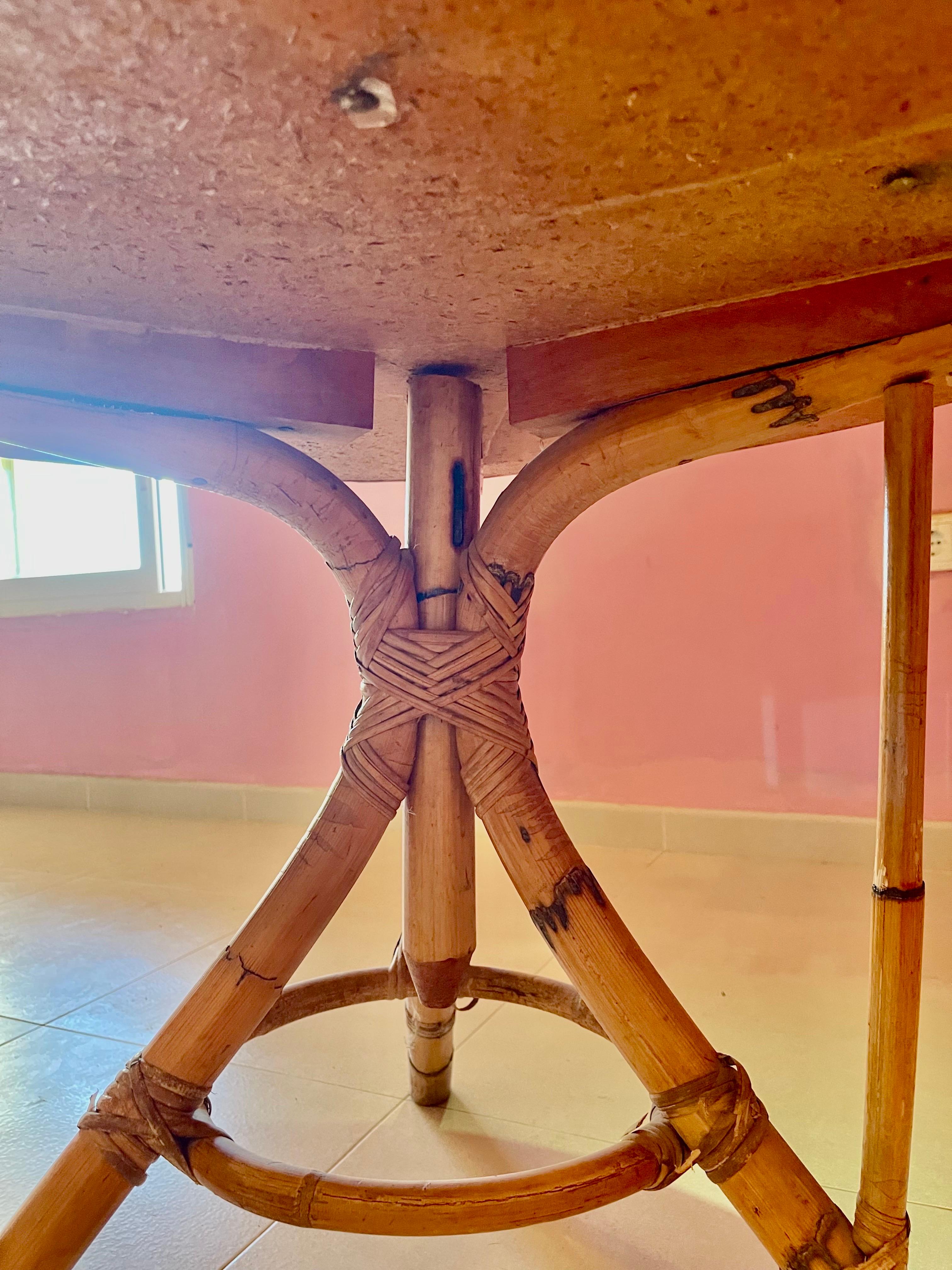 Bambou Table en bambou avec fleurs et enseigne en rotin d'exception, France, années 1960 en vente