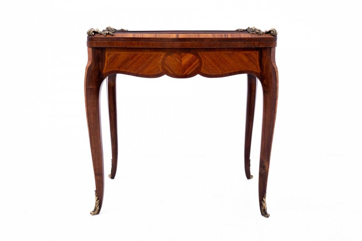 Antike Tischstange aus der Zeit um 1900, Frankreich.

Die Möbel sind nach einer professionellen Renovierung in einem sehr guten Zustand.

Abmessungen: Höhe 61 cm / Breite 64 cm / Tiefe 41 cm