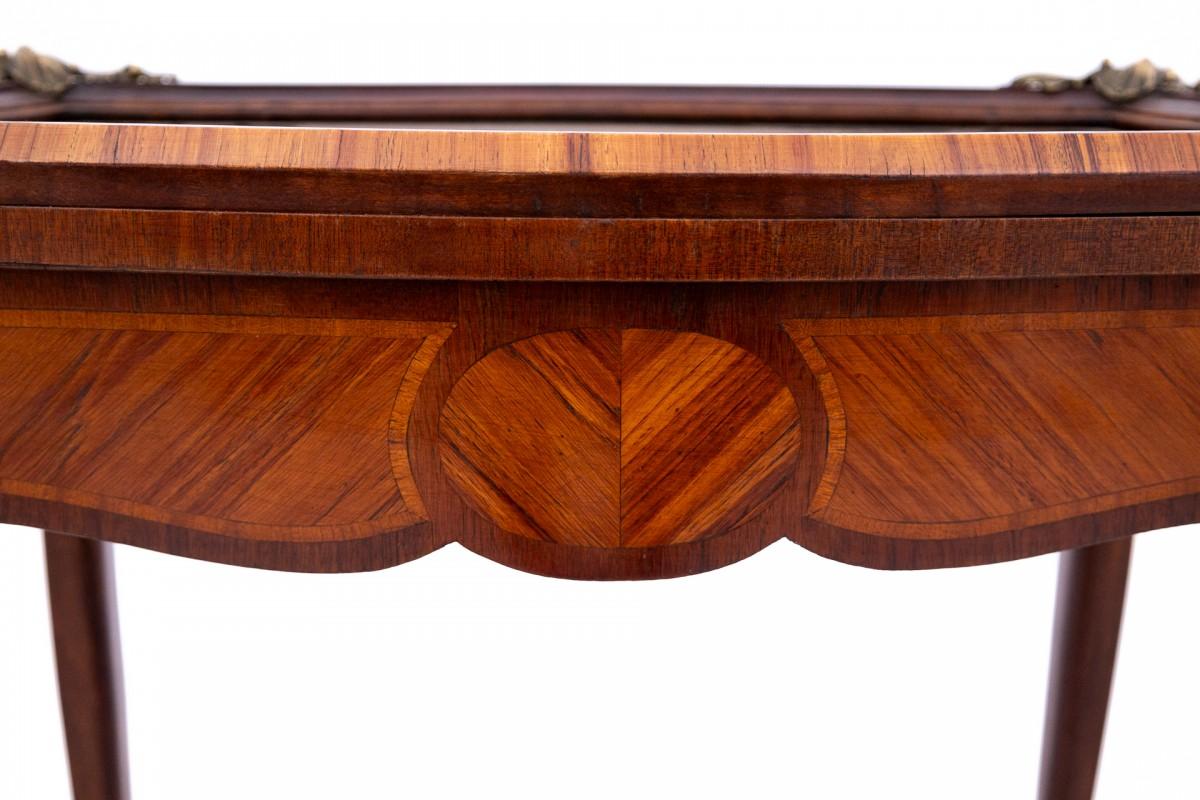 Walnut Table - bar, France, turn of the 19th and 20th centuries. After renovation. For Sale