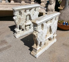 Base de table en marbre sculpté avec robinets ailés de style classique