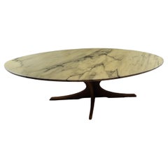 Vintage Table basse à piètement en bois et plateau ovale en marbre blanc veiné, 1960