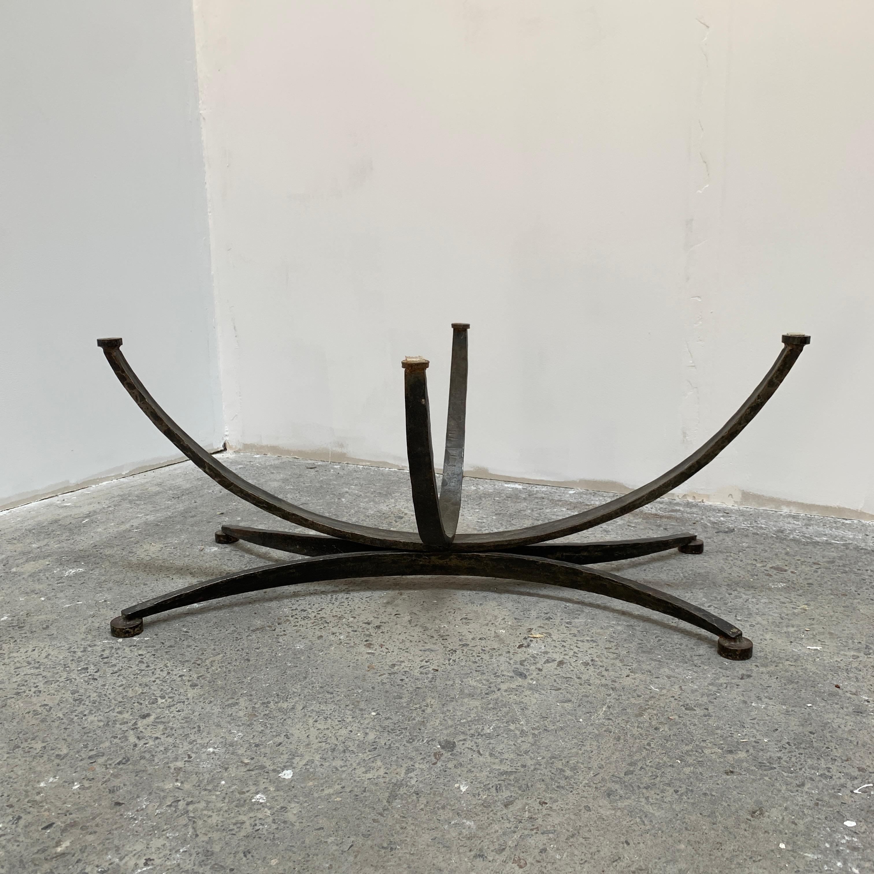 Niedriger Tisch aus altem Granit und Fer.Or Martelé im Angebot 4