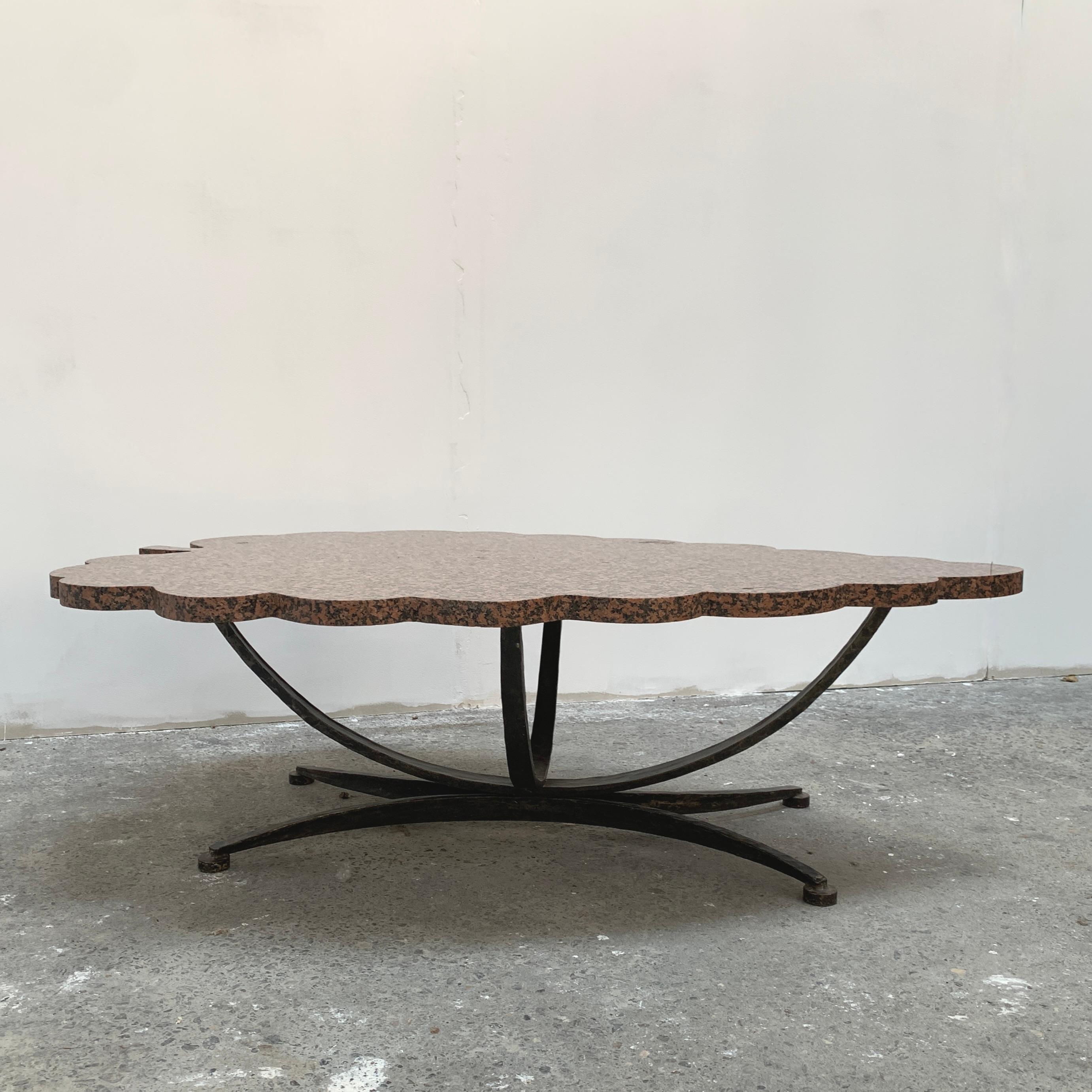 Belle table basse ancienne, avec plateau en granit en forme stylisée de grappe de raisin sur pietement en fer forgé martelé.  Dim Plateau : 82l x122L x 2,7 épaisseur cm  Dim piètement : 52l x 99L x 36H cm