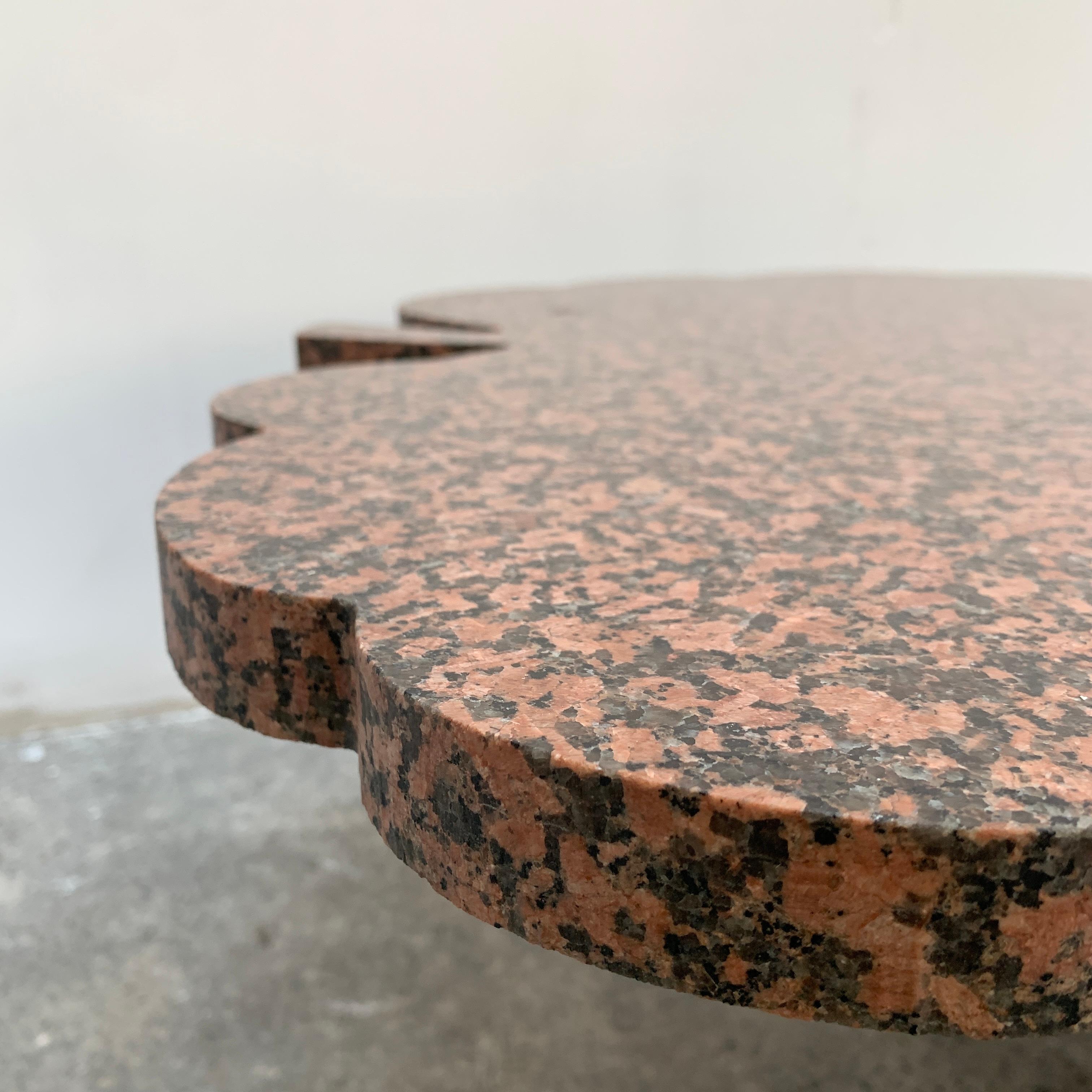 Table basse ancienne granit et fer forgé martelé In Good Condition For Sale In PARIS, FR