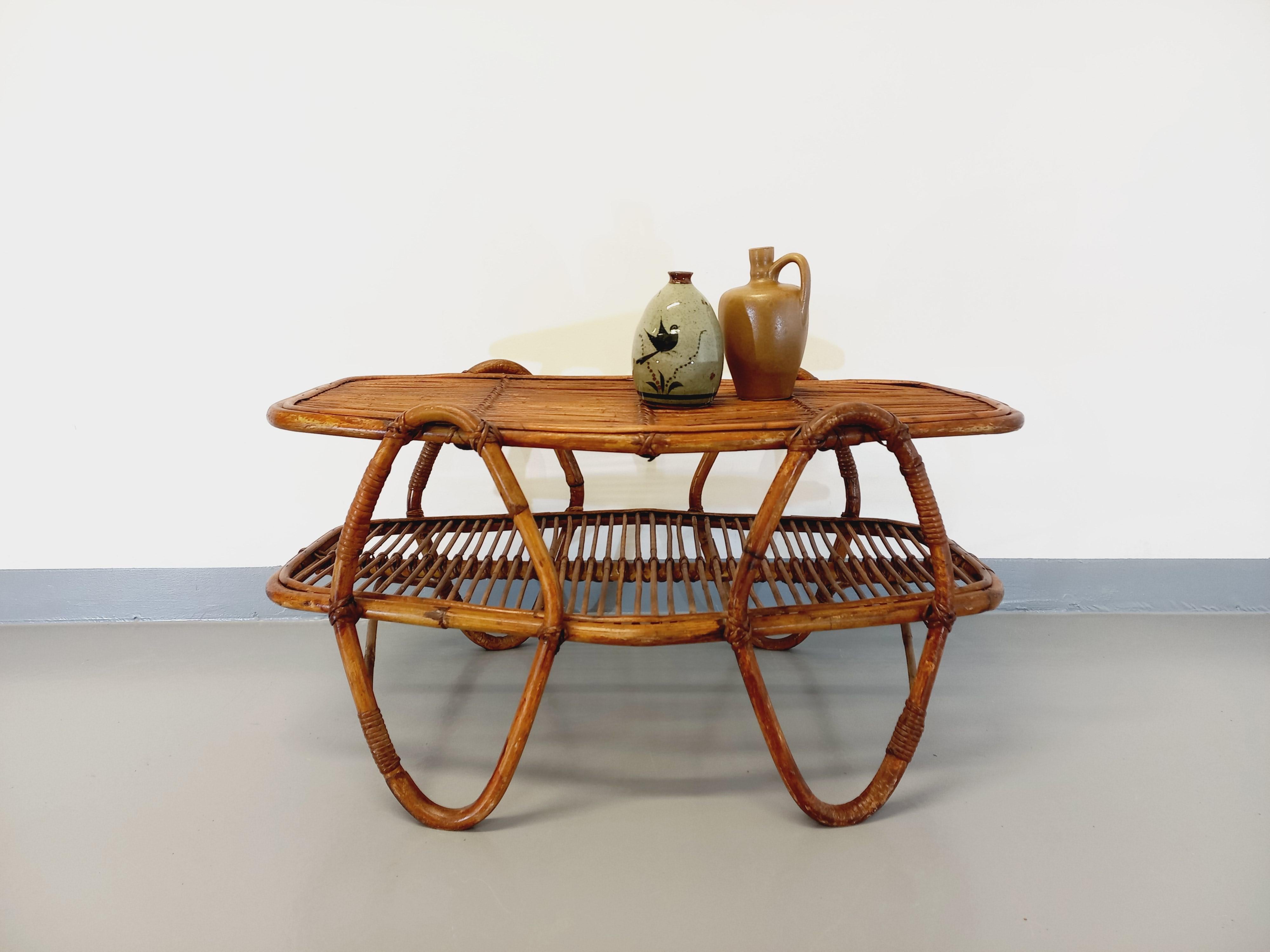 Table basse avec plateau porte-revue en rotin vintage années 60 en venta 3