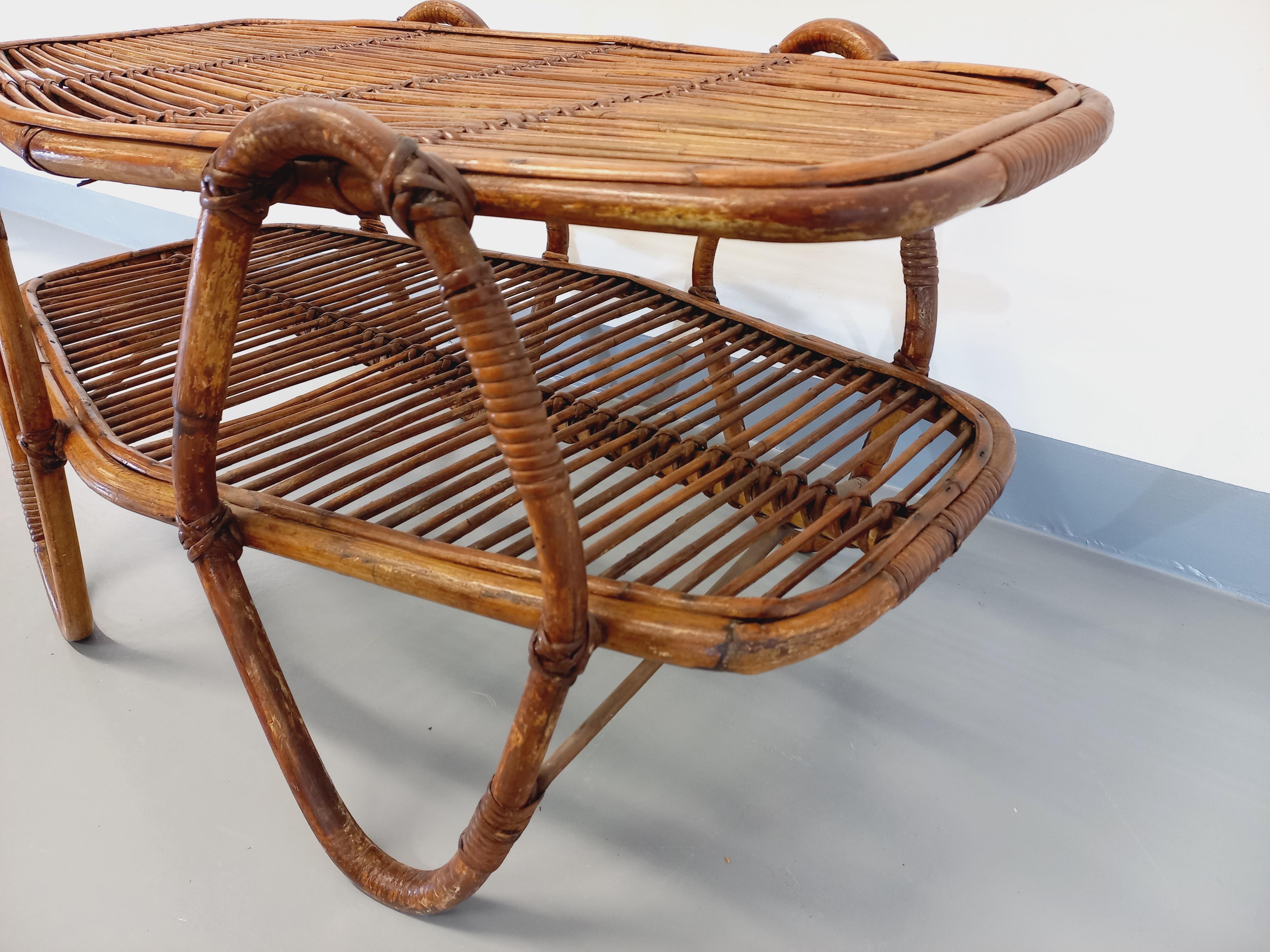 Table basse avec plateau porte-revue en rotin vintage années 60 Italiano en venta