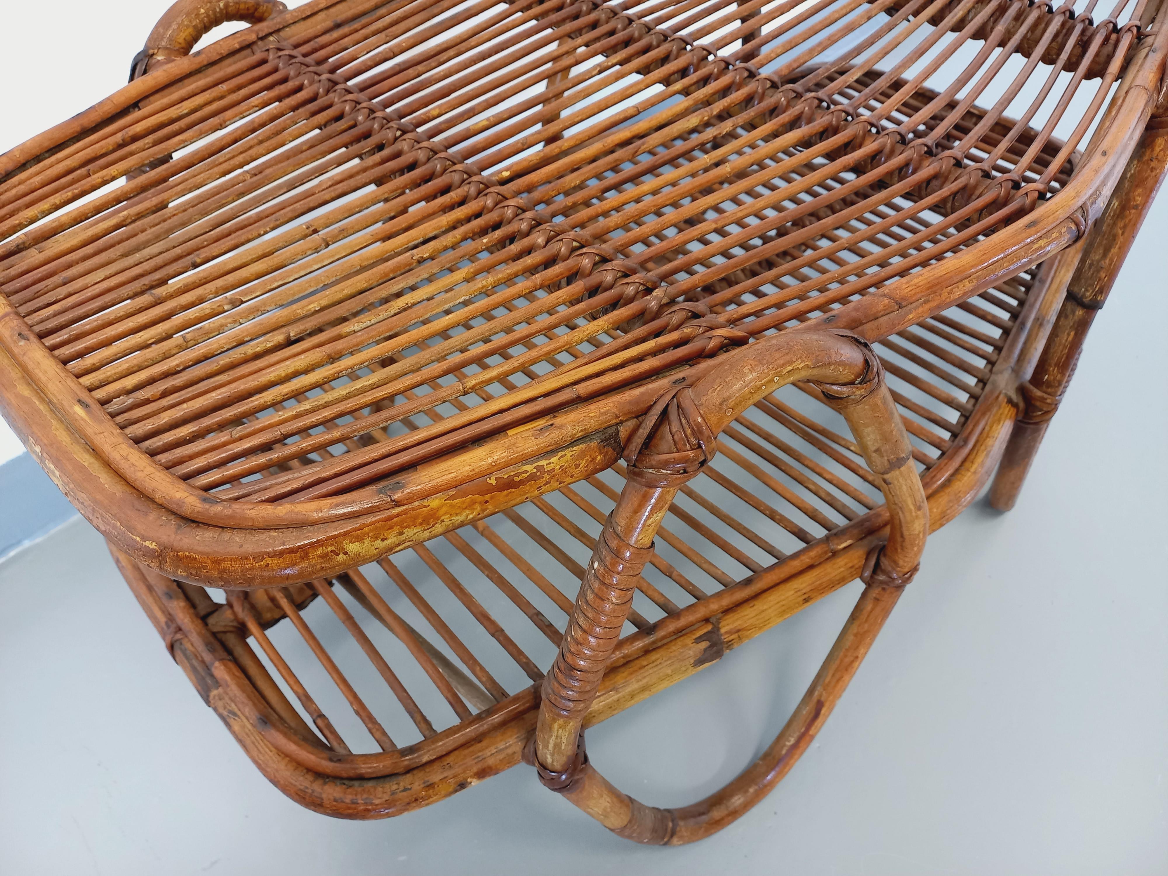 Table basse avec plateau porte-revue en rotin vintage années 60 en Bueno estado para la venta en BESANÇON, FR