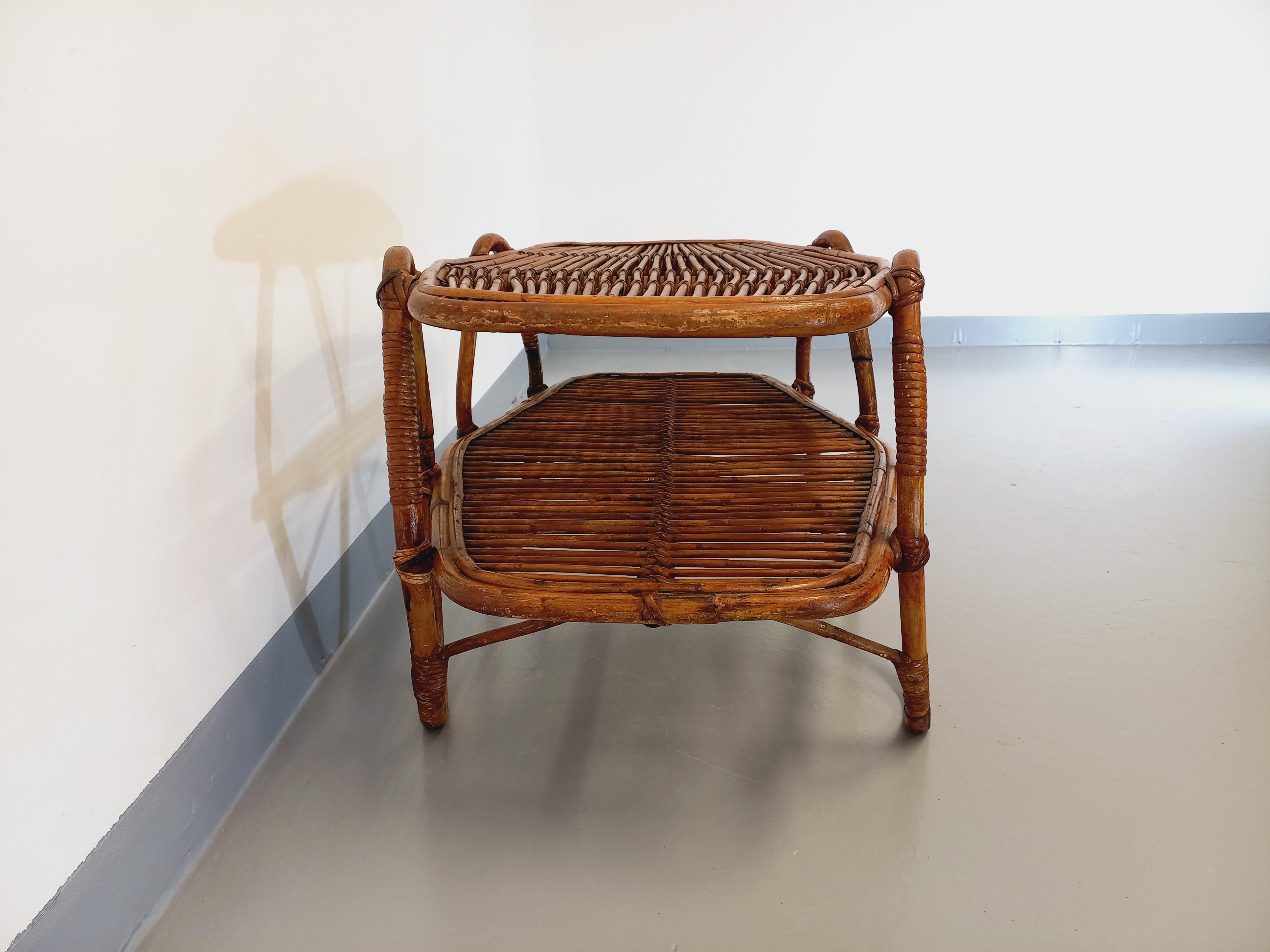 Table basse avec plateau porte-revue en rotin vintage années 60 mediados del siglo XX en venta