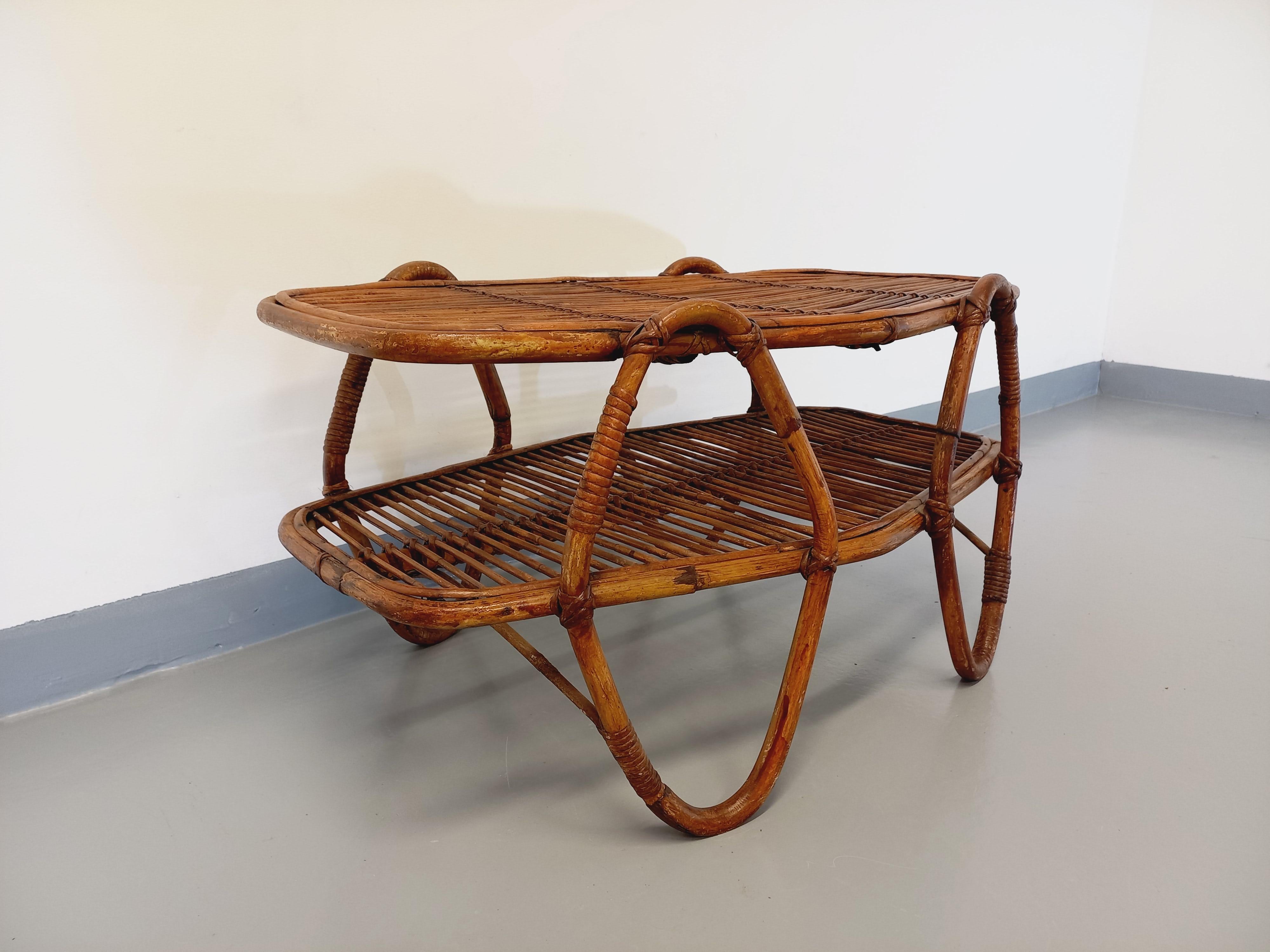 Table basse avec plateau porte-revue en rotin vintage années 60 Ratán en venta