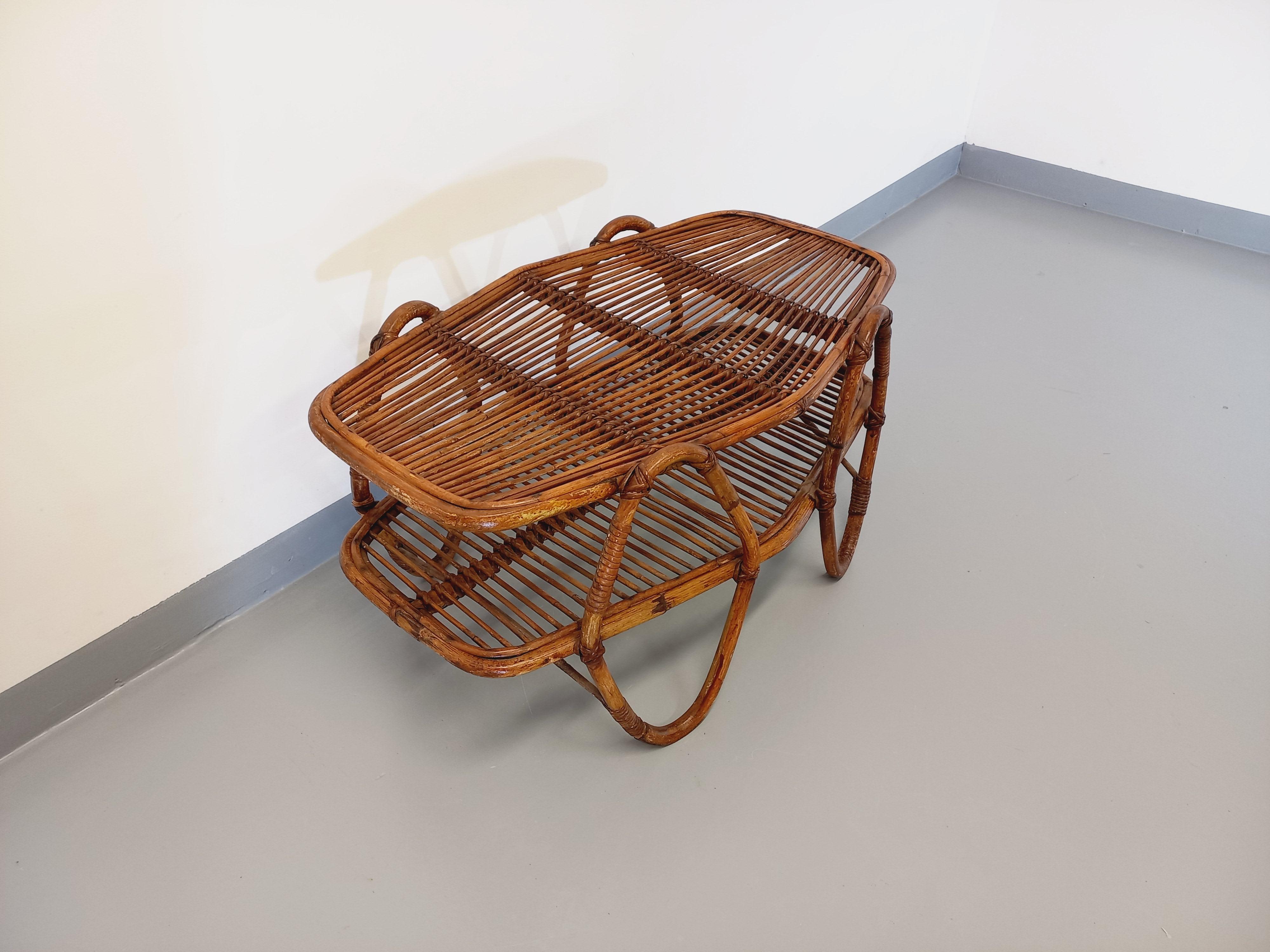 Table basse avec plateau porte-revue en rotin vintage années 60 en venta 1