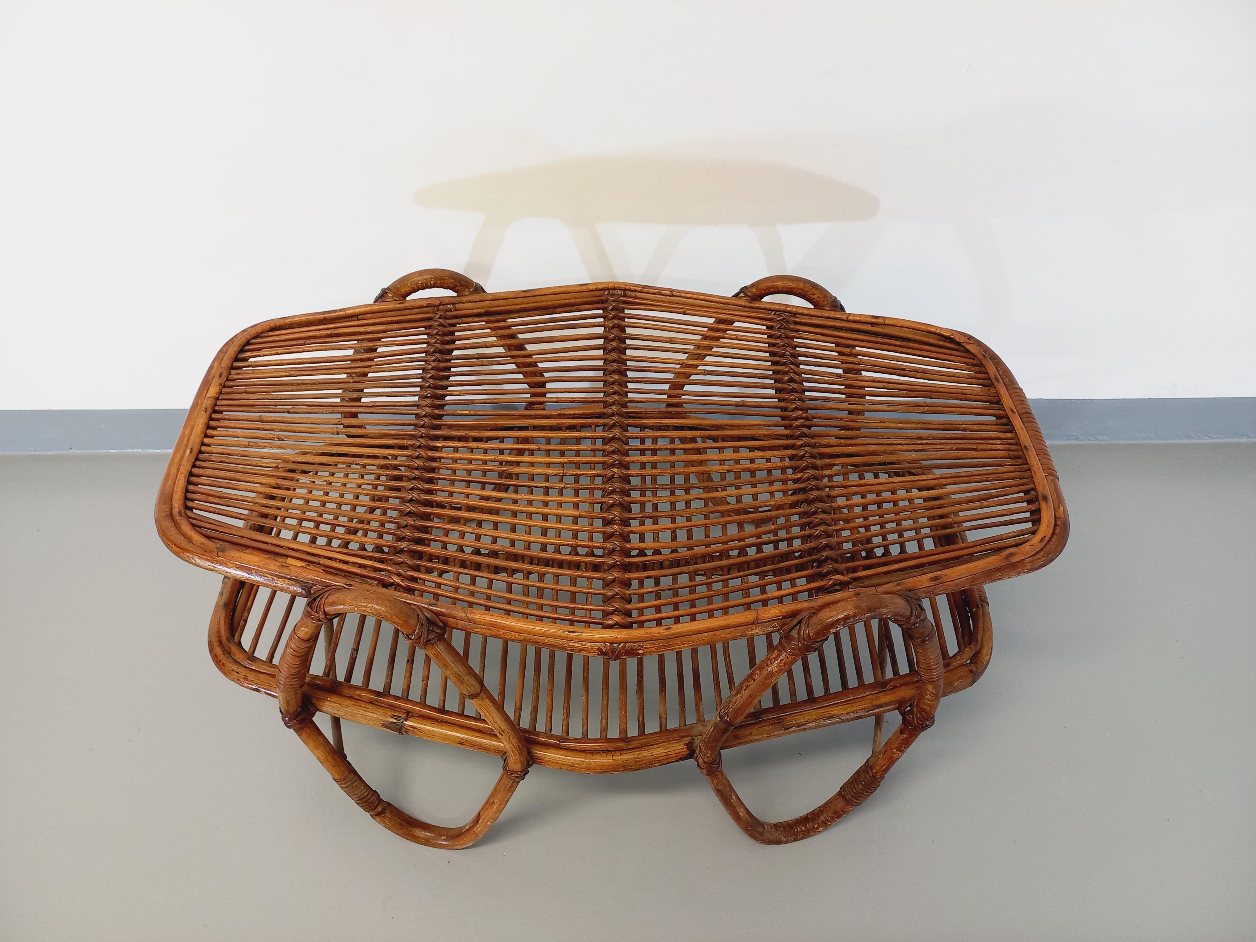 Table basse avec plateau porte-revue en rotin vintage années 60 en venta 2