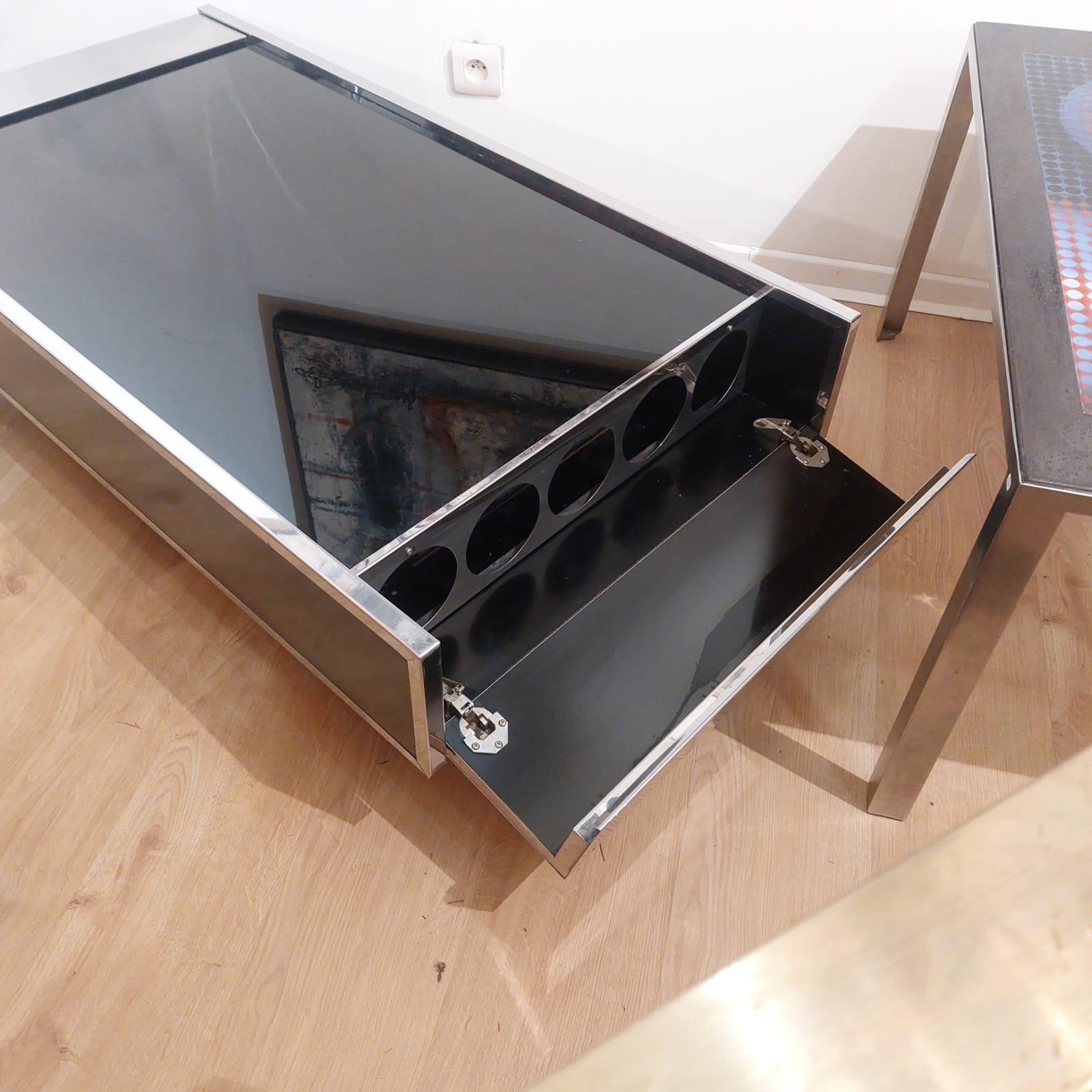 Rare table basse Bar de Willy Rizzo avec 2 ouvrants de chaque coté de la table, dont avec un repose bouteille. Le plateau est en laque noir d'Époque 1970.