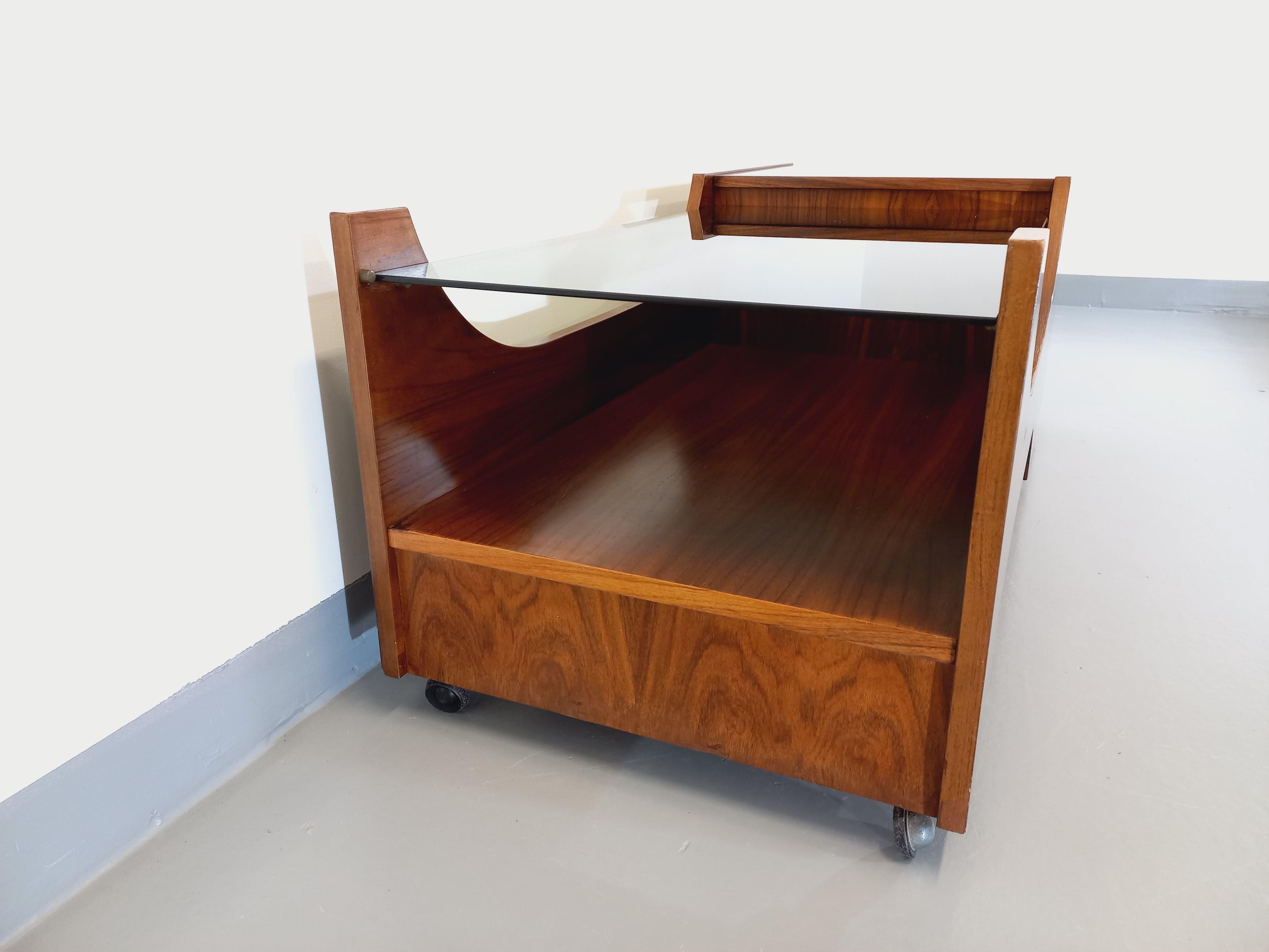 Table basse bar vintage sur roulettes en palissandre et verre fumé des années 60 3