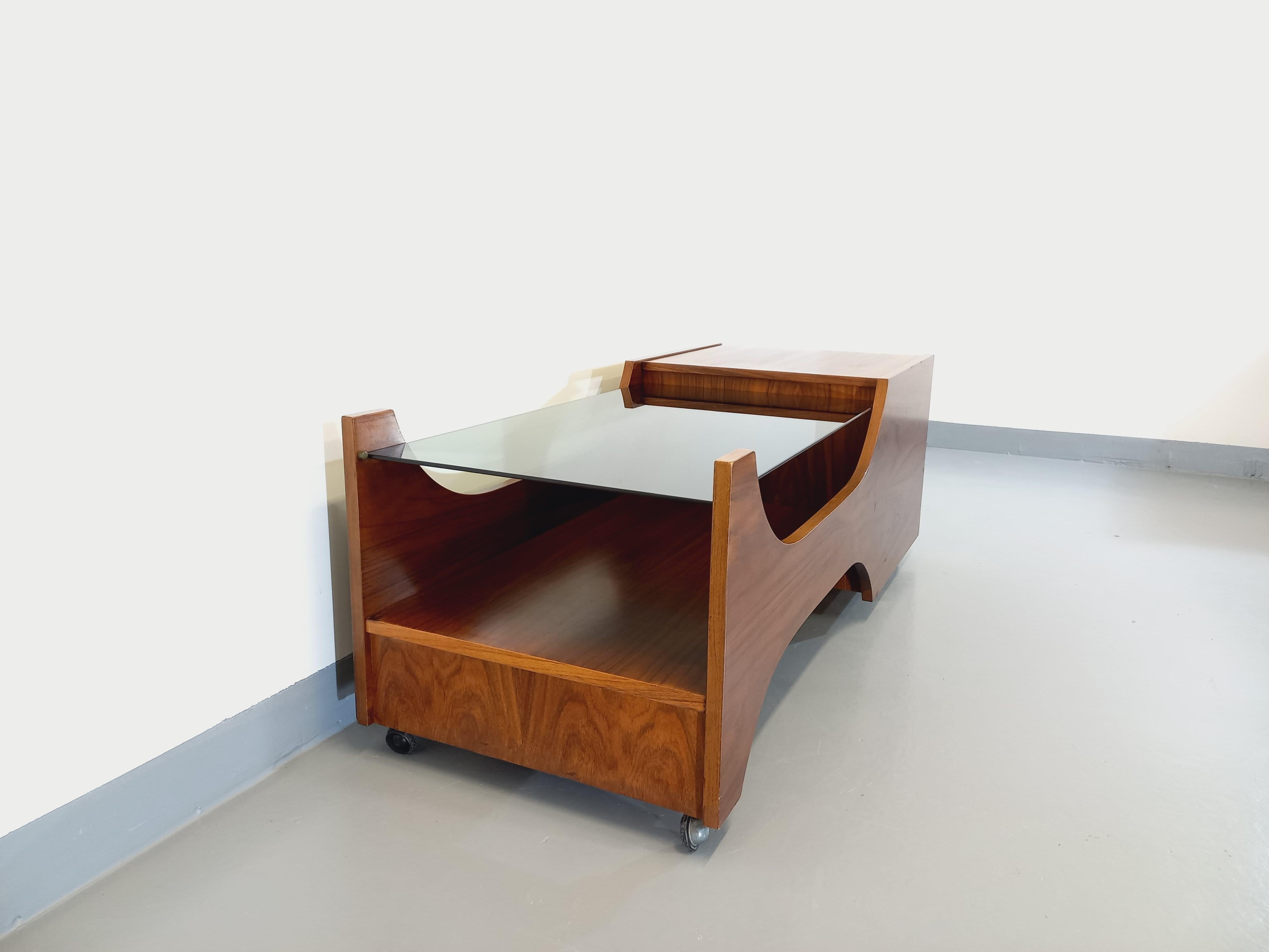Scandinavian Modern Table basse bar vintage sur roulettes en palissandre et verre fumé des années 60