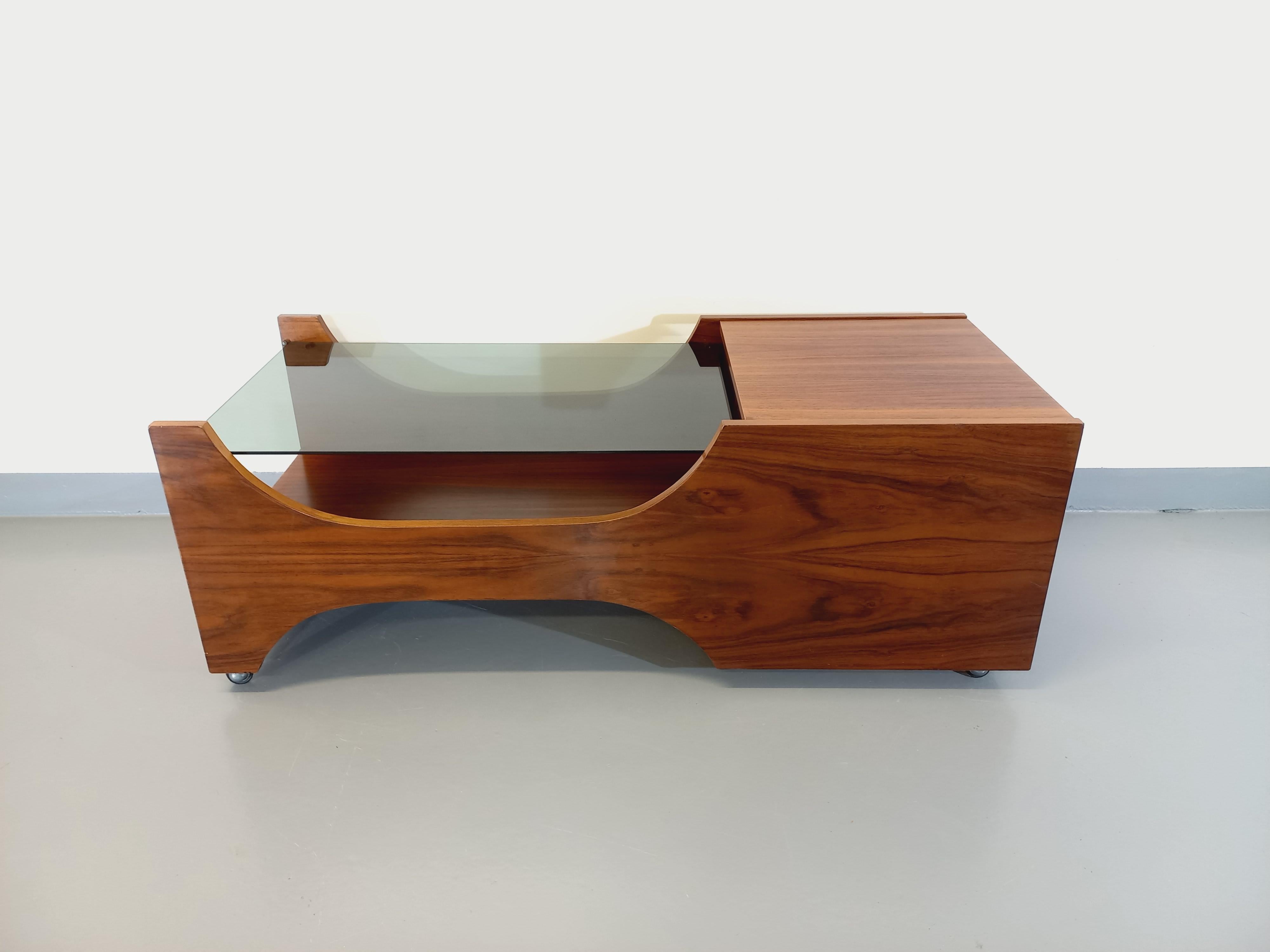 Italian Table basse bar vintage sur roulettes en palissandre et verre fumé des années 60