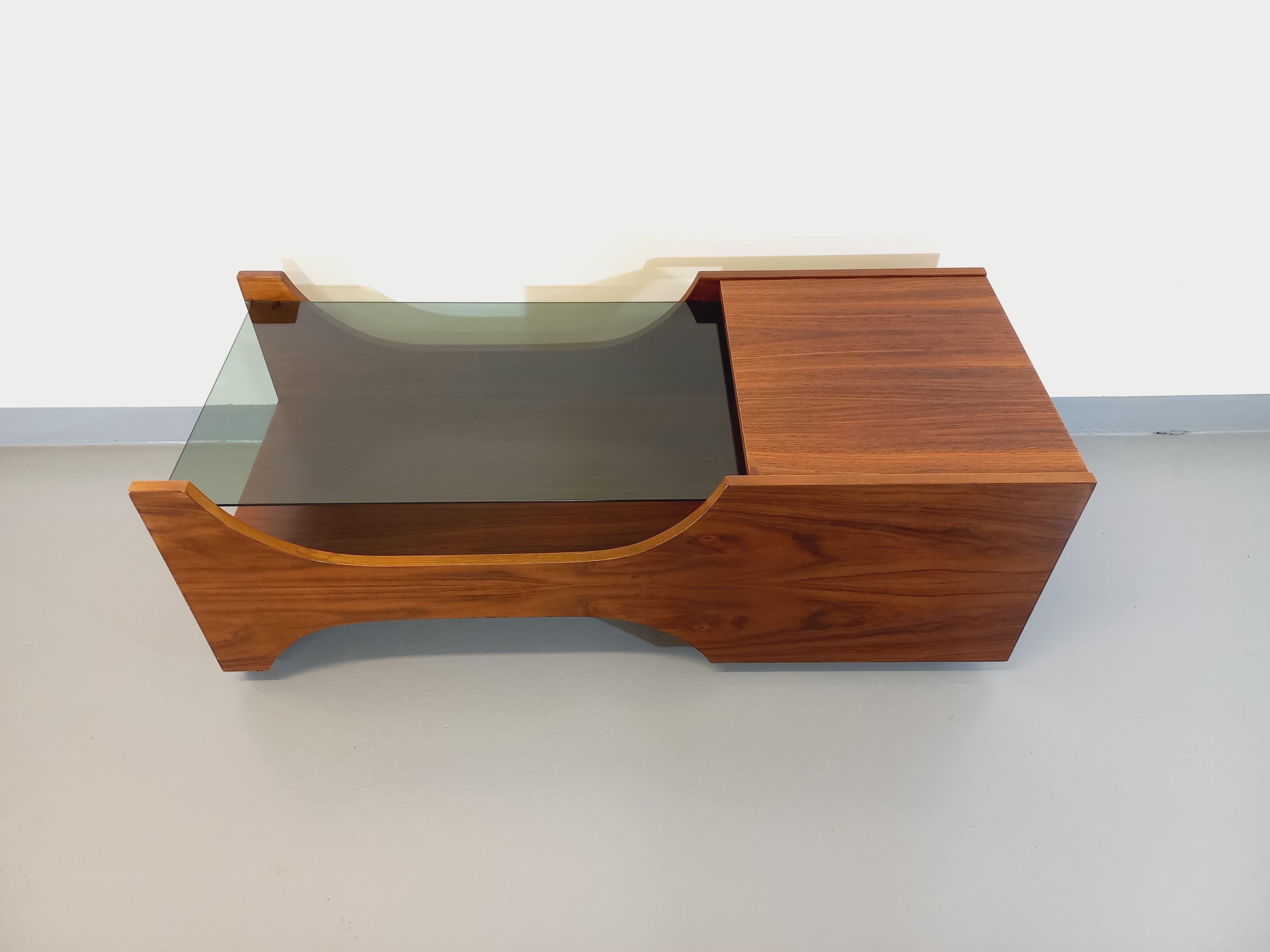 Table basse bar vintage sur roulettes en palissandre et verre fumé des années 60 In Good Condition In BESANÇON, FR