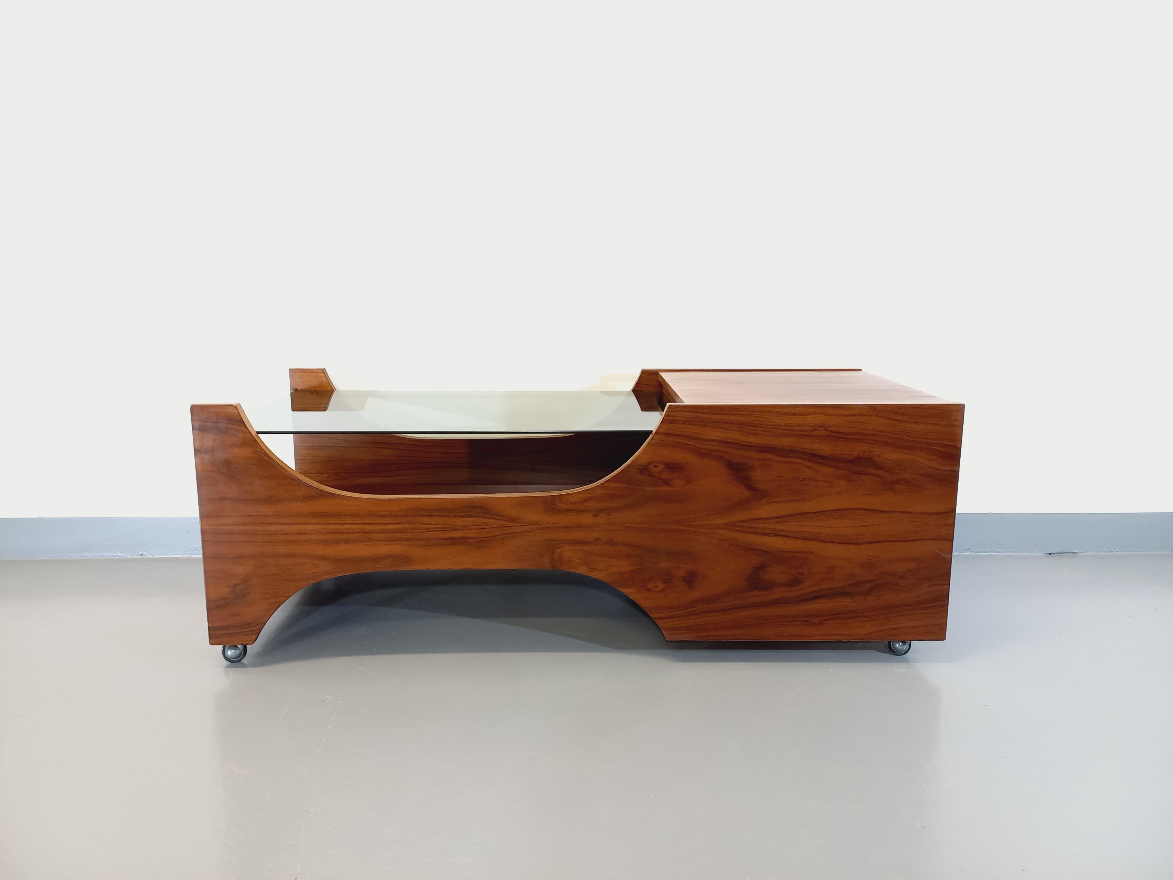 Mid-20th Century Table basse bar vintage sur roulettes en palissandre et verre fumé des années 60