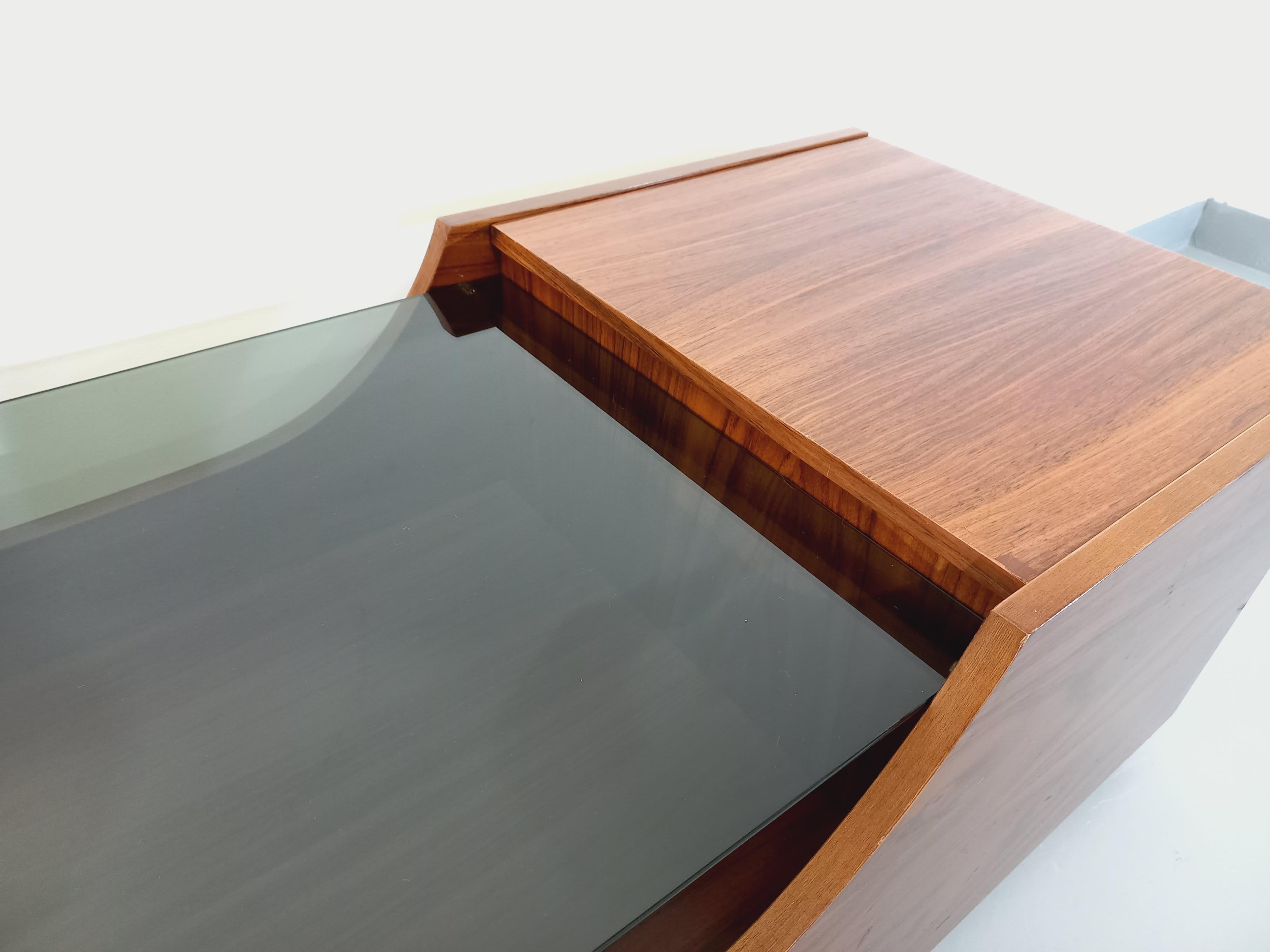 Smoked Glass Table basse bar vintage sur roulettes en palissandre et verre fumé des années 60