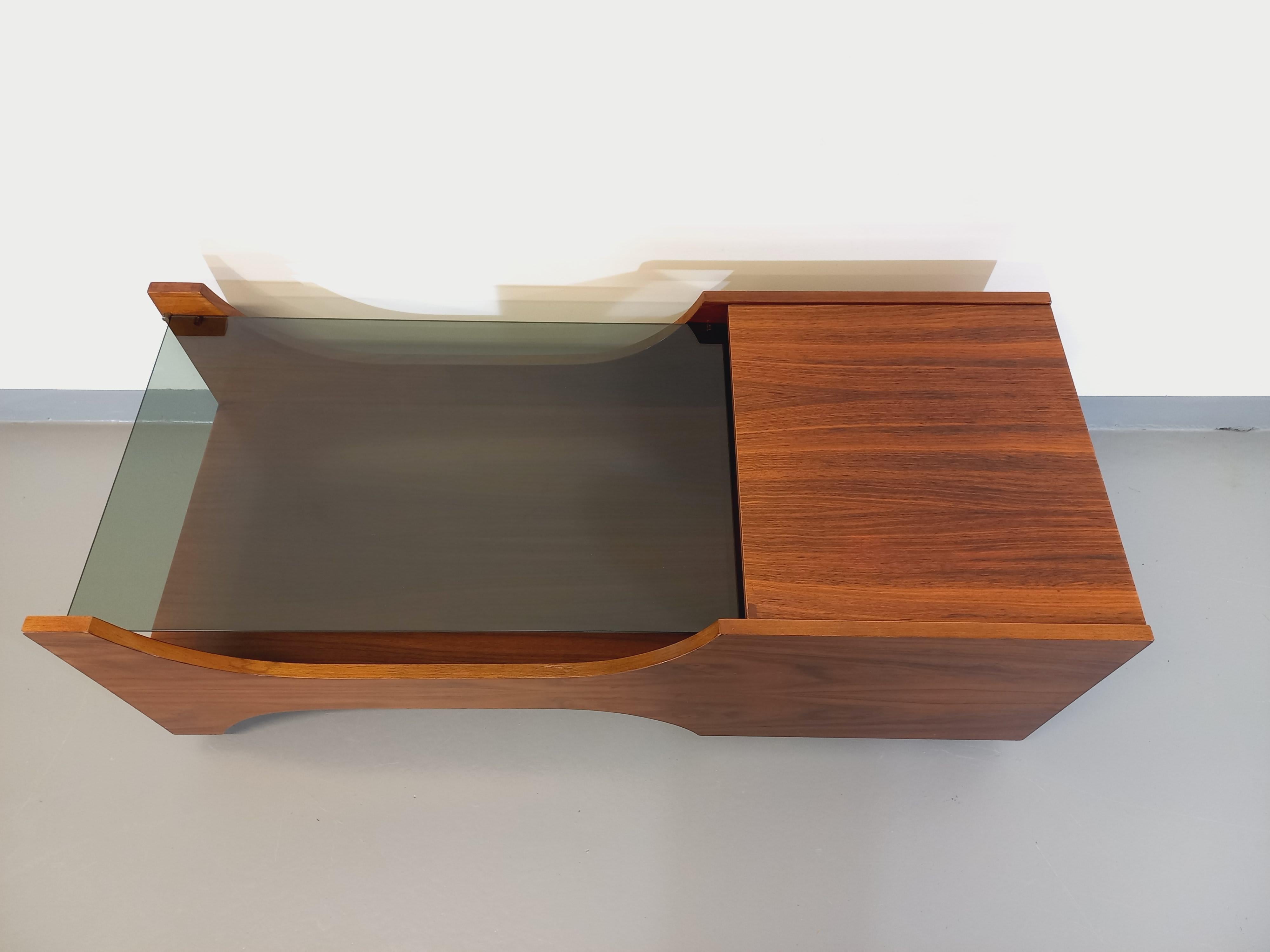 Table basse bar vintage sur roulettes en palissandre et verre fumé des années 60 1