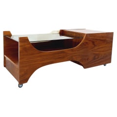 Table basse bar vintage sur roulettes en palissandre et verre fumé des années 60