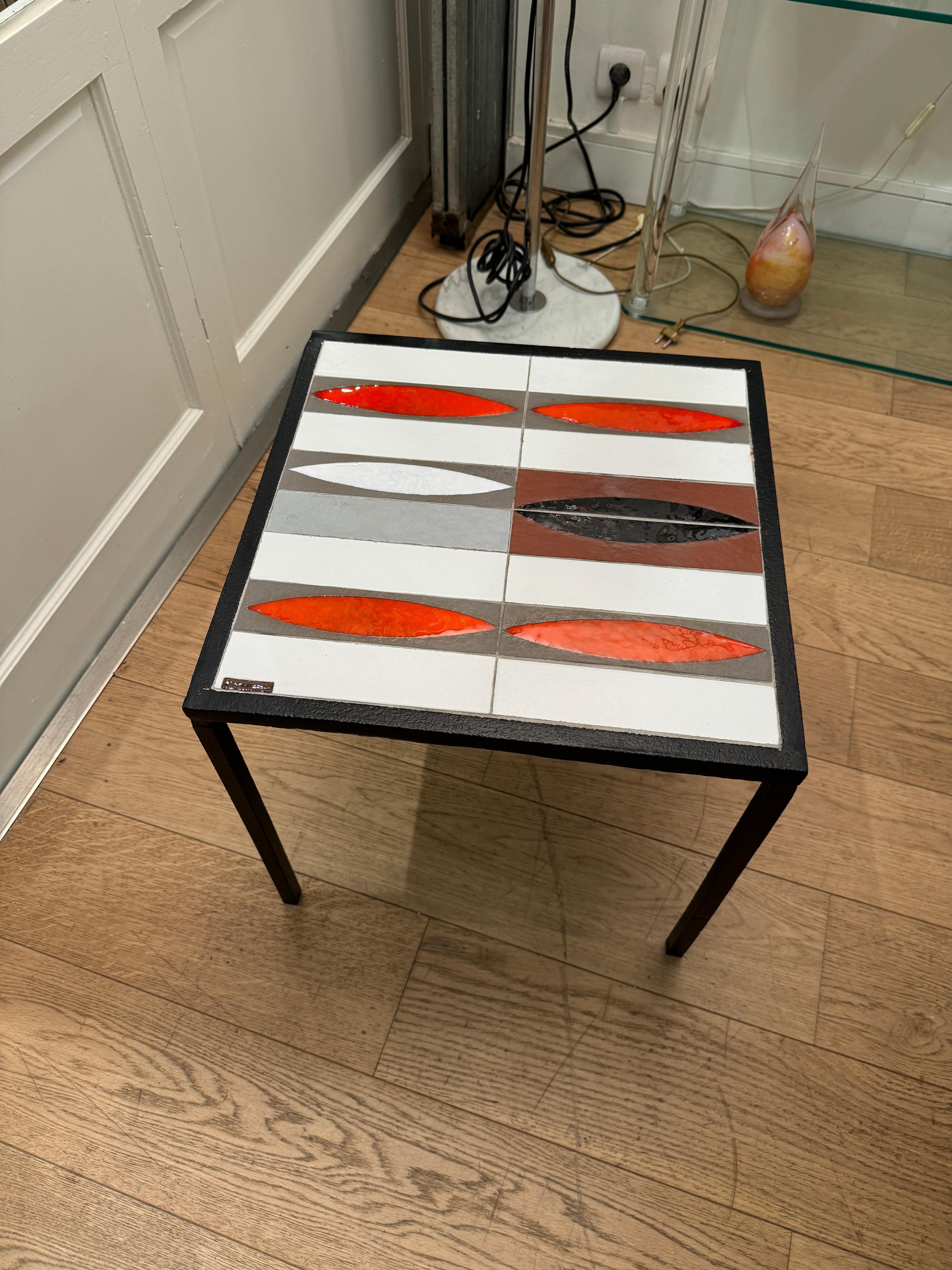 Table Basse Bout de Canapé “Navette” de Roger Capron : Une Icône du Design In Excellent Condition For Sale In Nice, FR