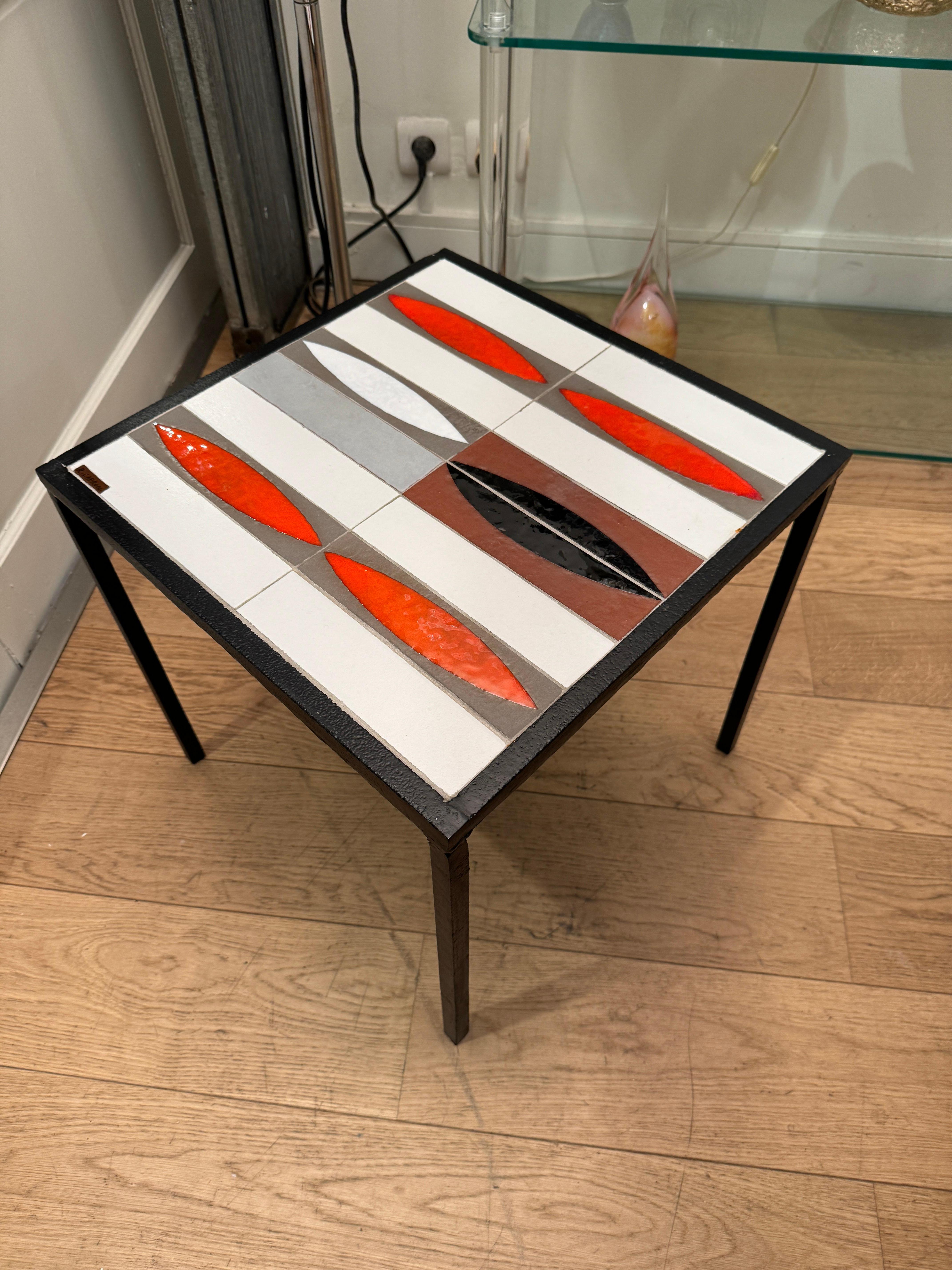 20th Century Table Basse Bout de Canapé “Navette” de Roger Capron : Une Icône du Design For Sale