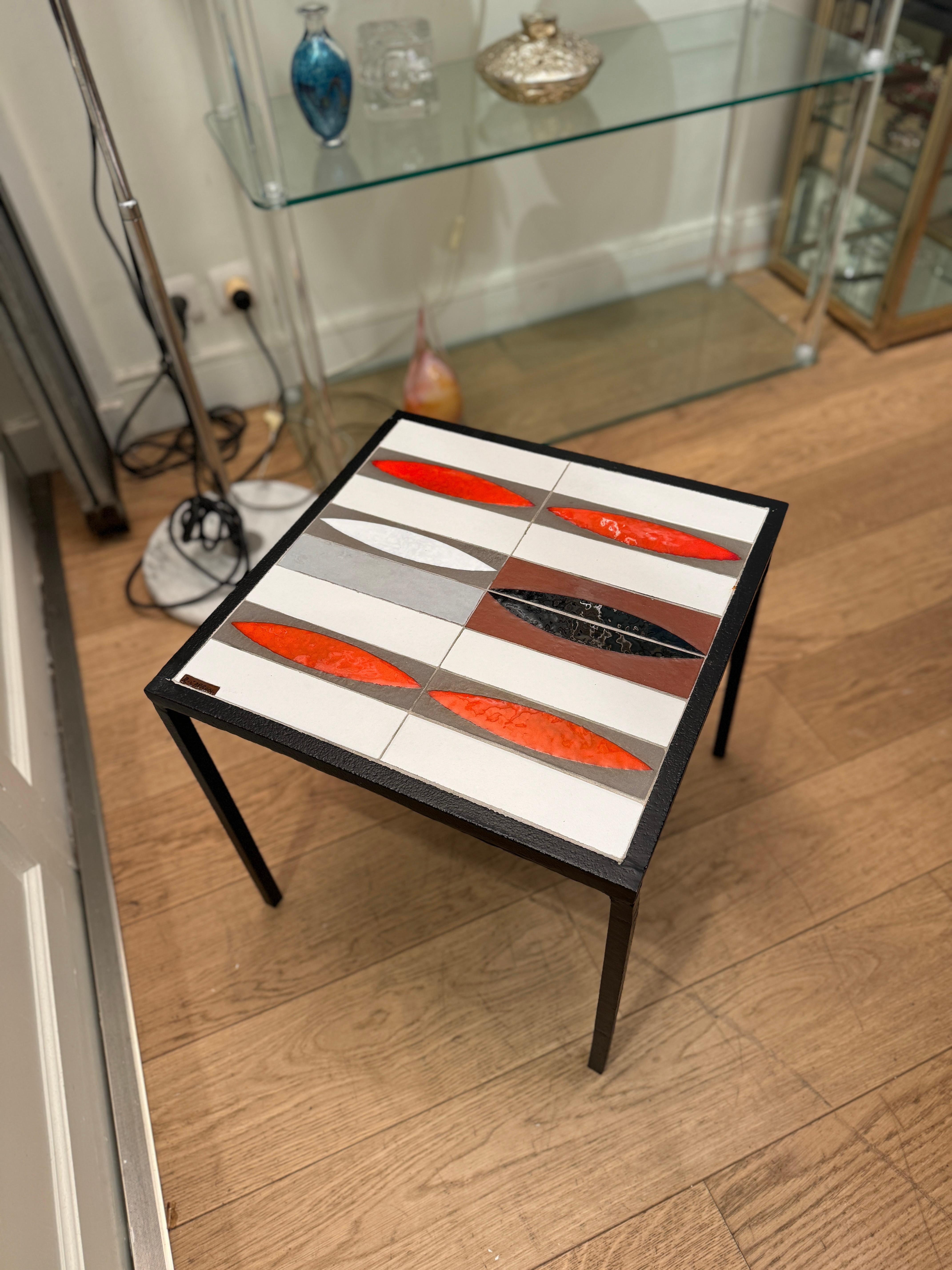 Table Basse Bout de Canapé “Navette” de Roger Capron : Une Icône du Design For Sale 1