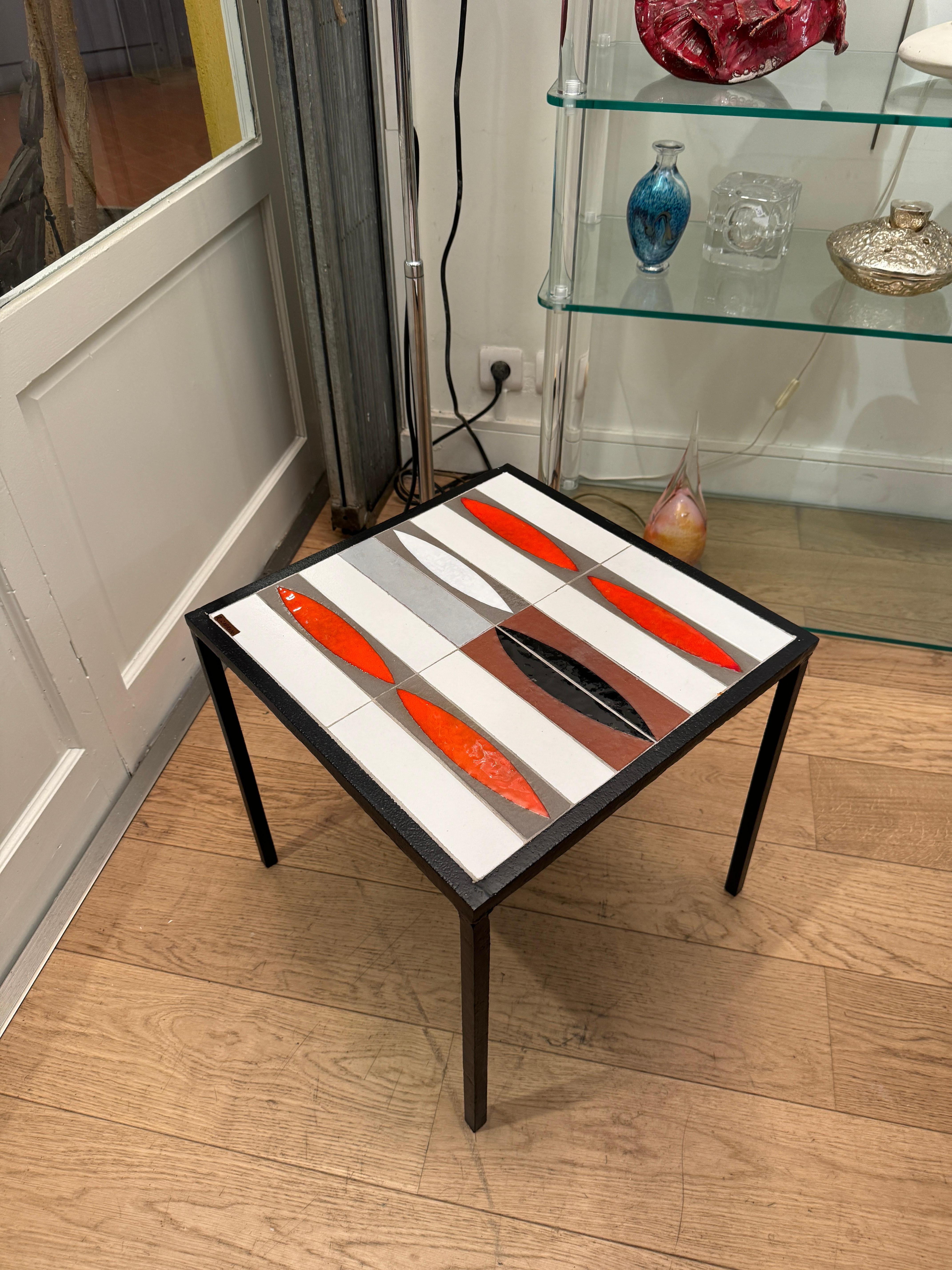 Table Basse Bout de Canapé “Navette” de Roger Capron : Une Icône du Design For Sale 2