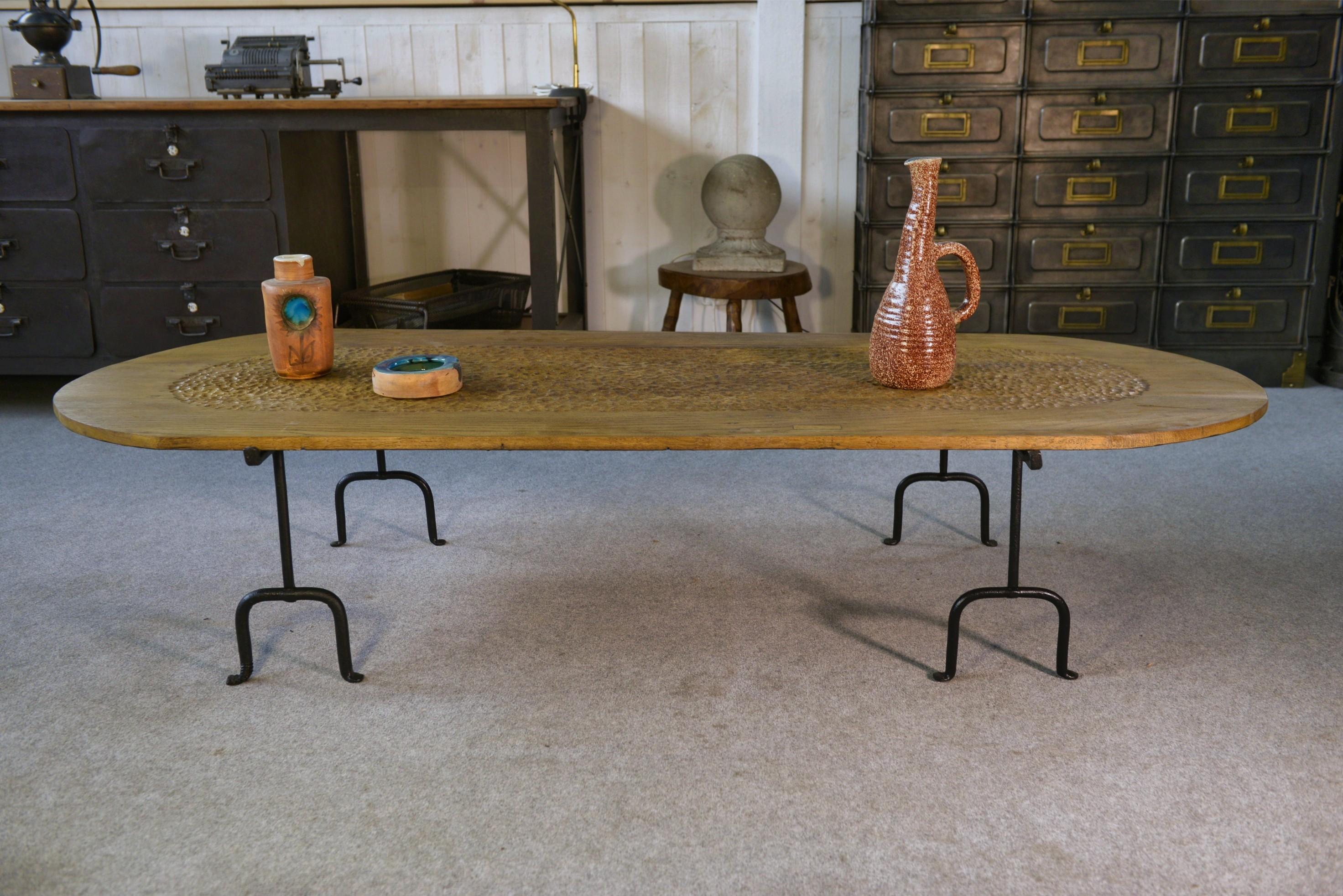 Table basse brutaliste en chêne massif - fer forgé dans le goût de Noll-Marolles For Sale 3