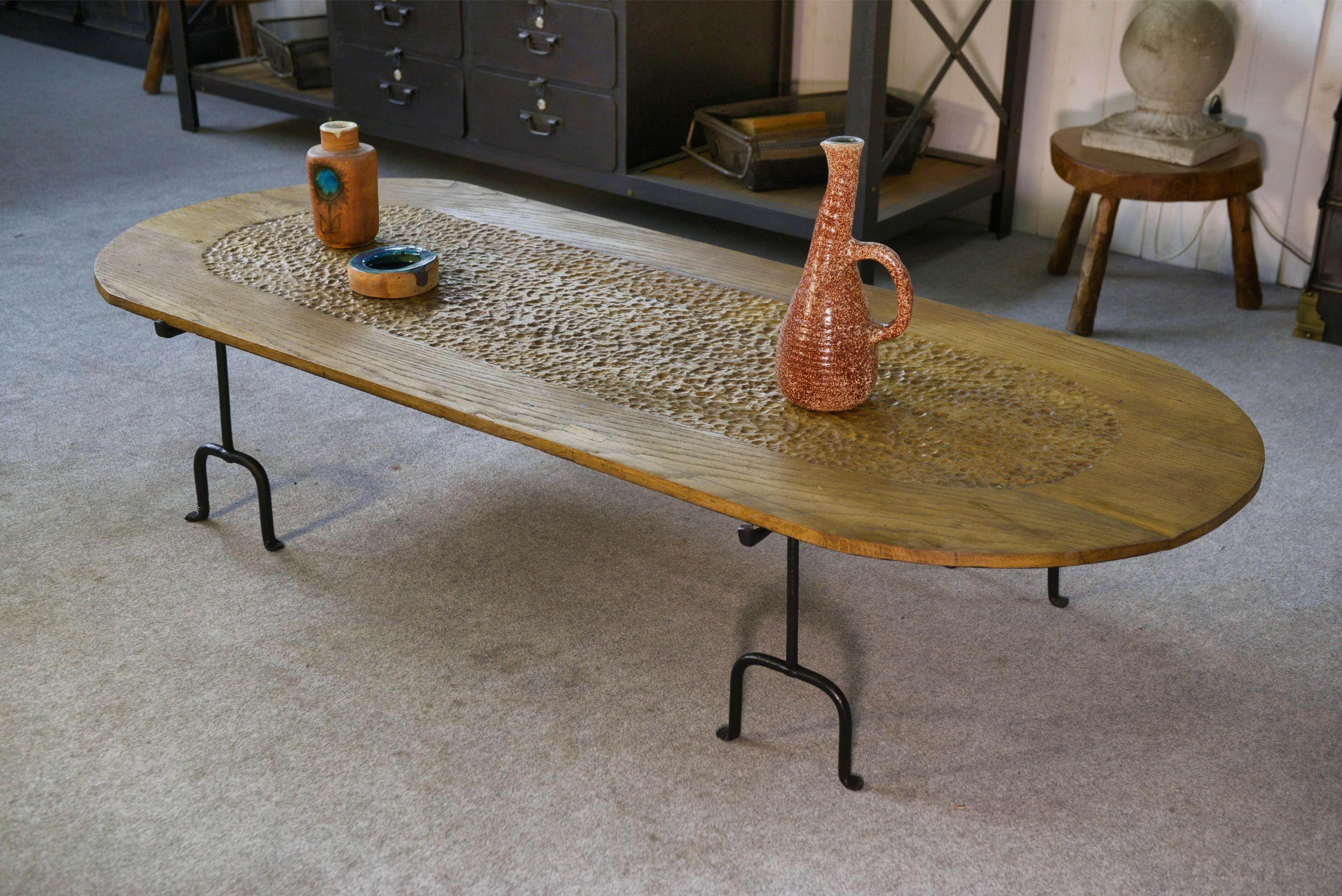 Table basse brutaliste en chêne massif et fer forgé dans le goût de Noll-Marolles 1950's