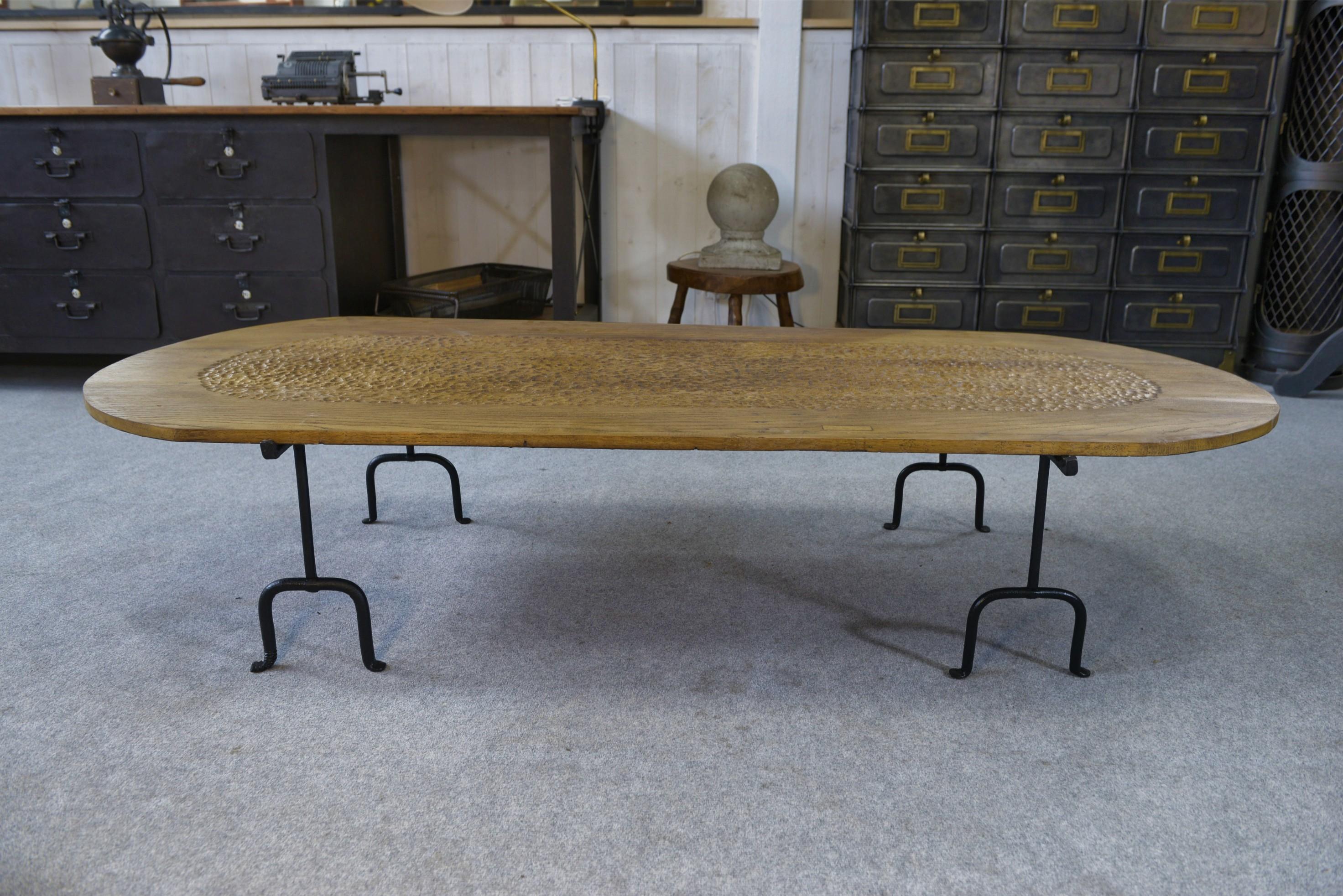 French Table basse brutaliste en chêne massif - fer forgé dans le goût de Noll-Marolles For Sale