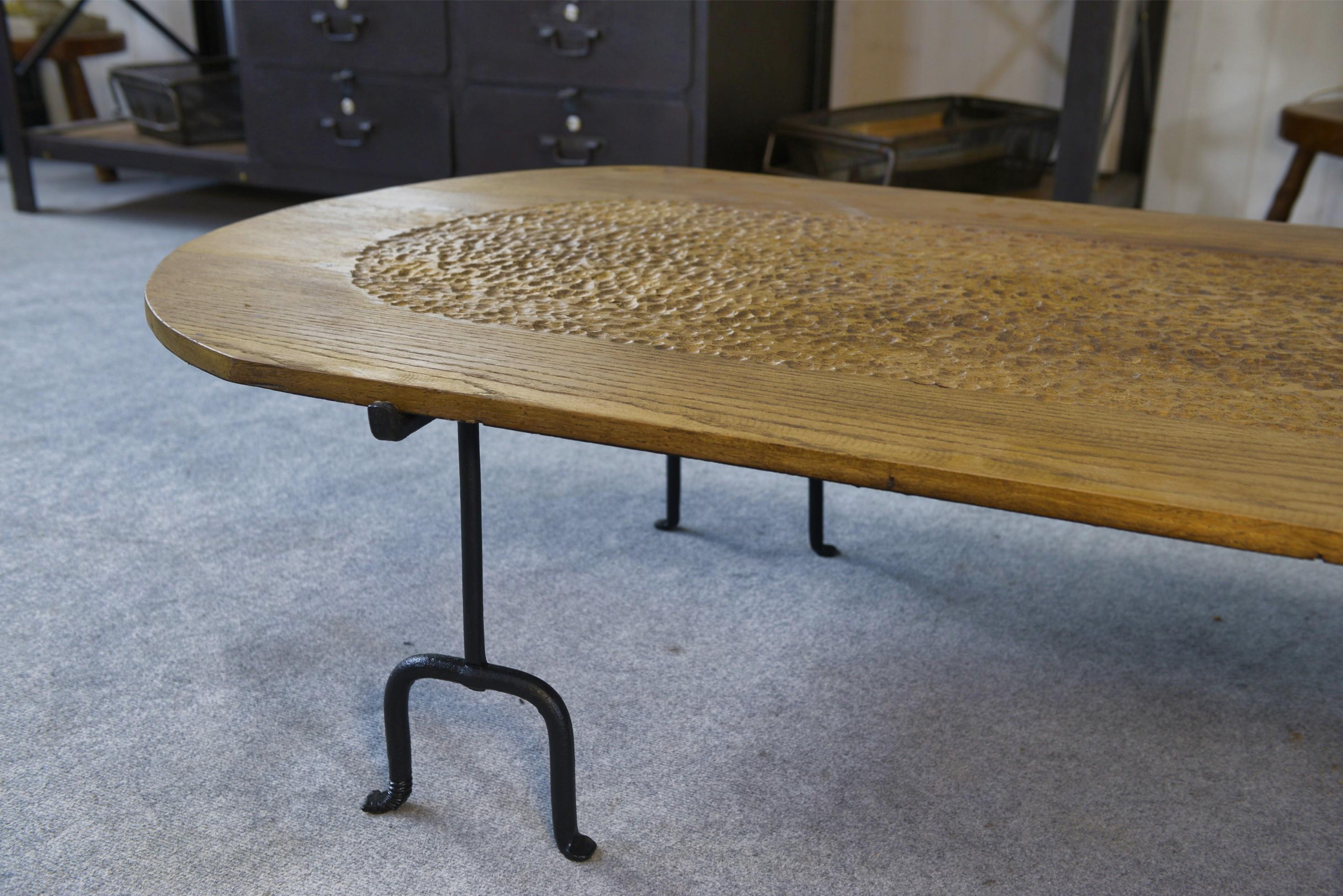 Table basse brutaliste en chêne massif - fer forgé dans le goût de Noll-Marolles In Good Condition For Sale In TOURCOING, FR