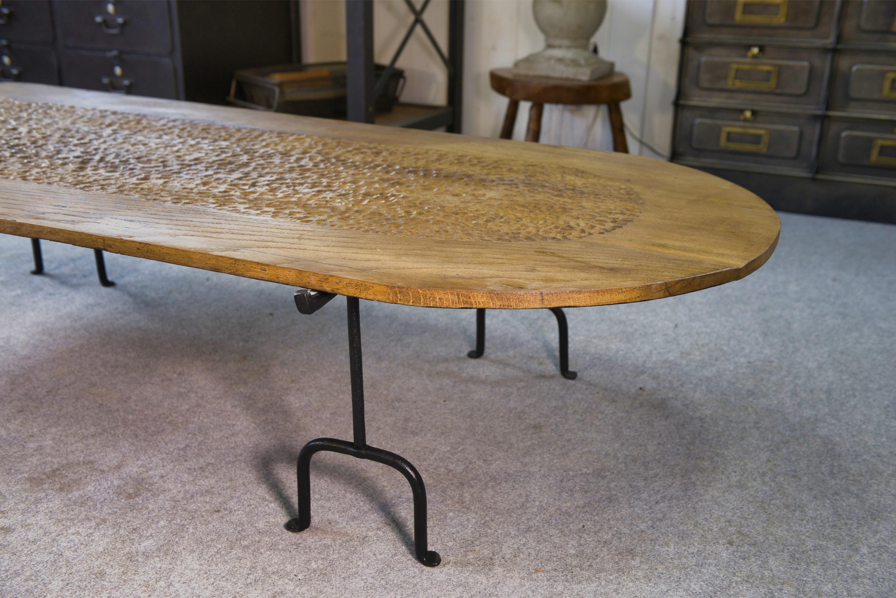 Table basse brutaliste en chêne massif - fer forgé dans le goût de Noll-Marolles For Sale 2